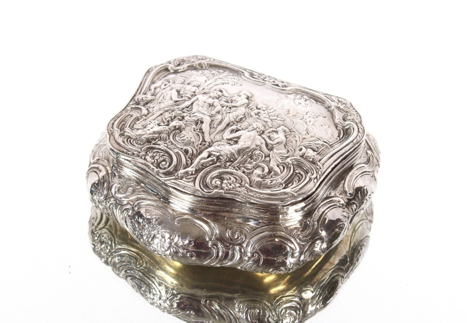 A 19th Century continental silver table snuff box, with classical decoration of figures in a - Image 2 of 6