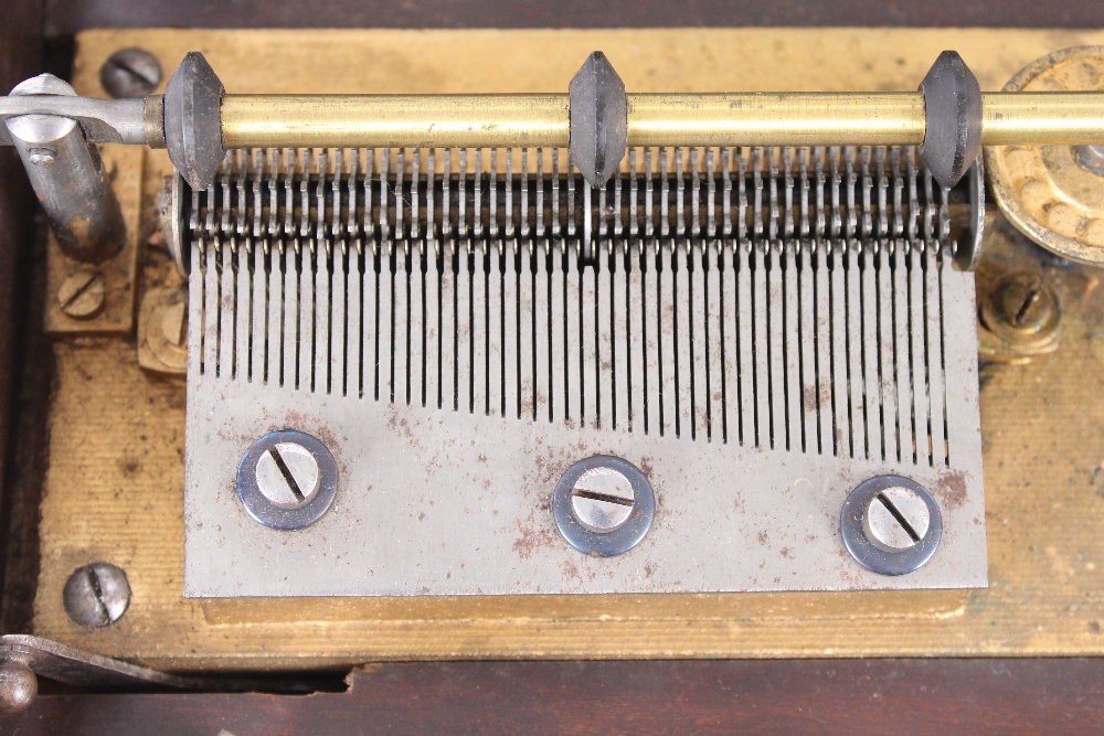 A Symphonion table model polyphon, in walnut case inscribed "Note Tune Plaque No. 48" and a - Bild 5 aus 9