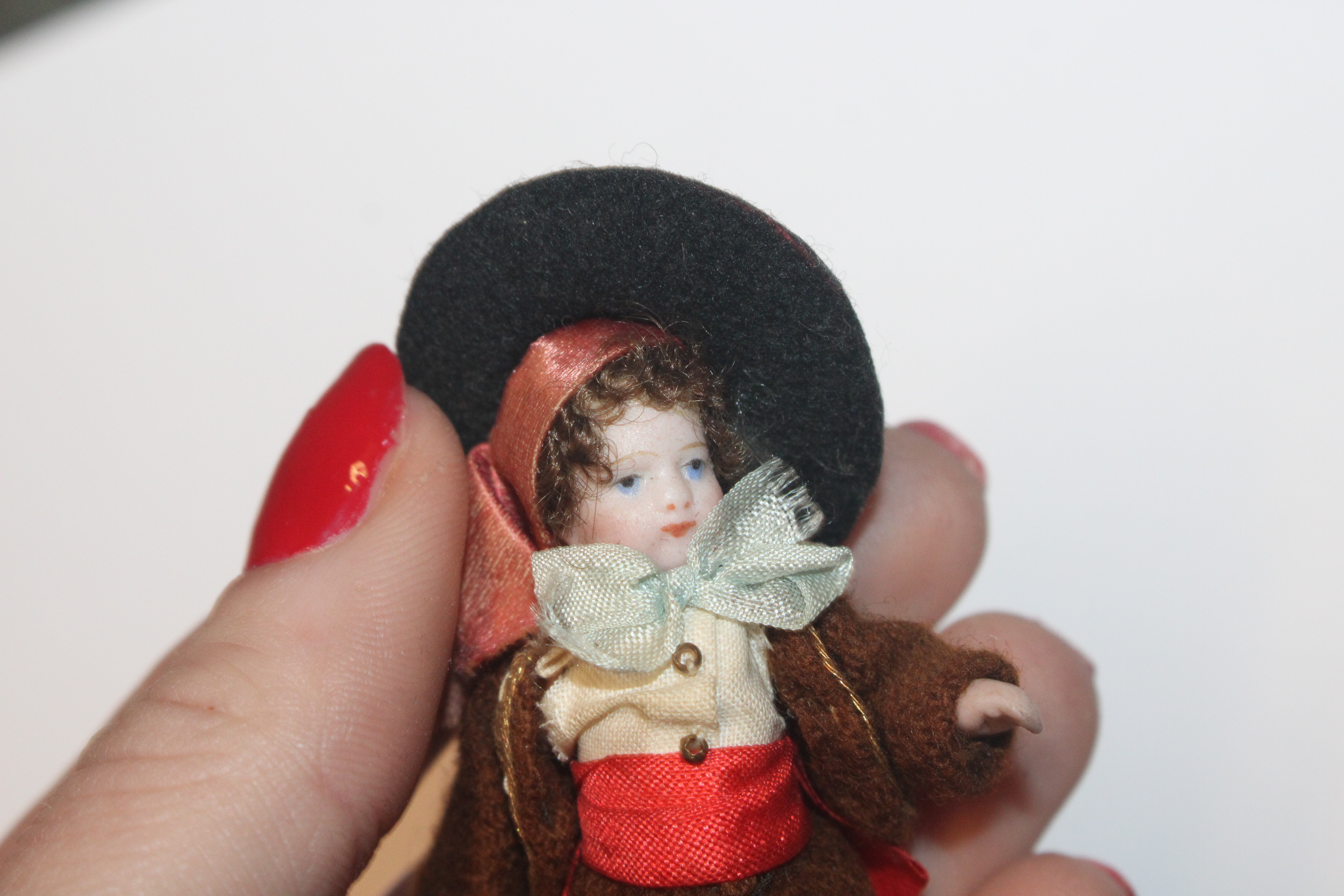 A collection of miniature porcelain and other dolls; miniature mice etc. - Image 29 of 57