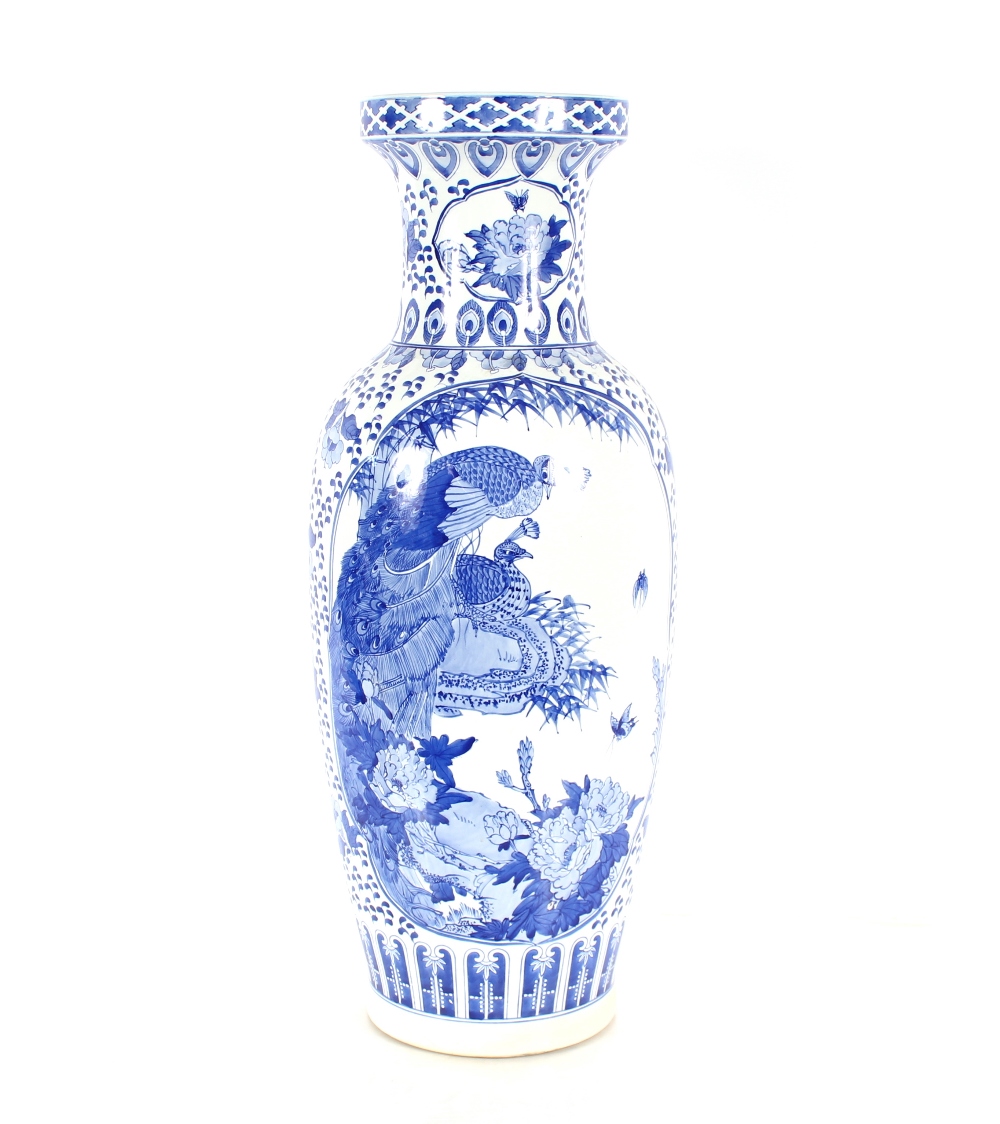 A large Chinese blue and white baluster floor vase, decorated exotic birds and foliage, 81cm high - Bild 3 aus 5