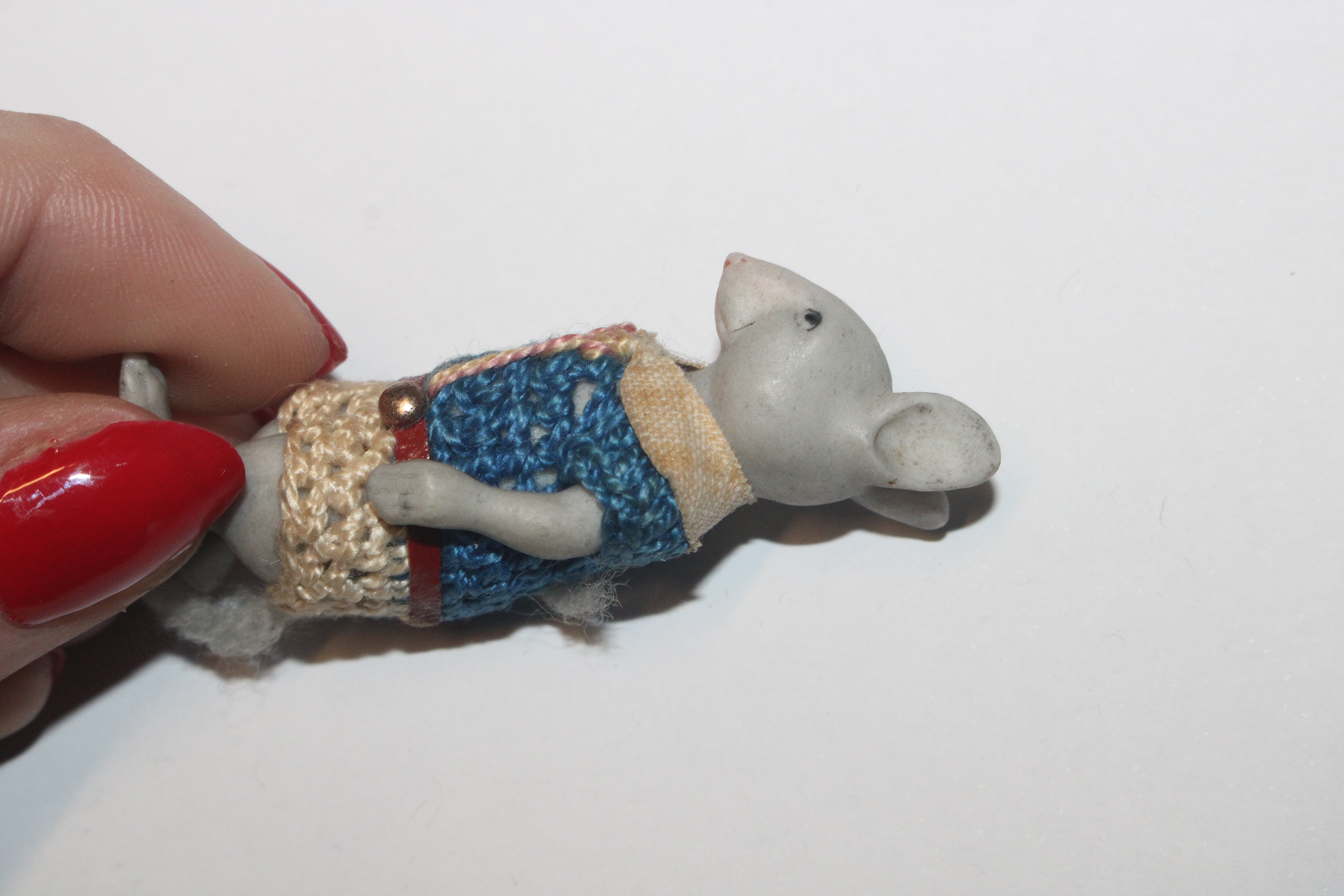 A collection of miniature porcelain and other dolls; miniature mice etc. - Image 31 of 57