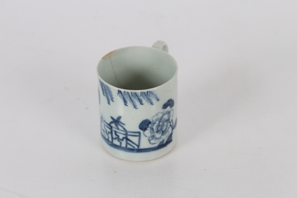 An early English porcelain coffee can, decorated in the Chinese manner; an 18th Century porcelain - Bild 10 aus 52