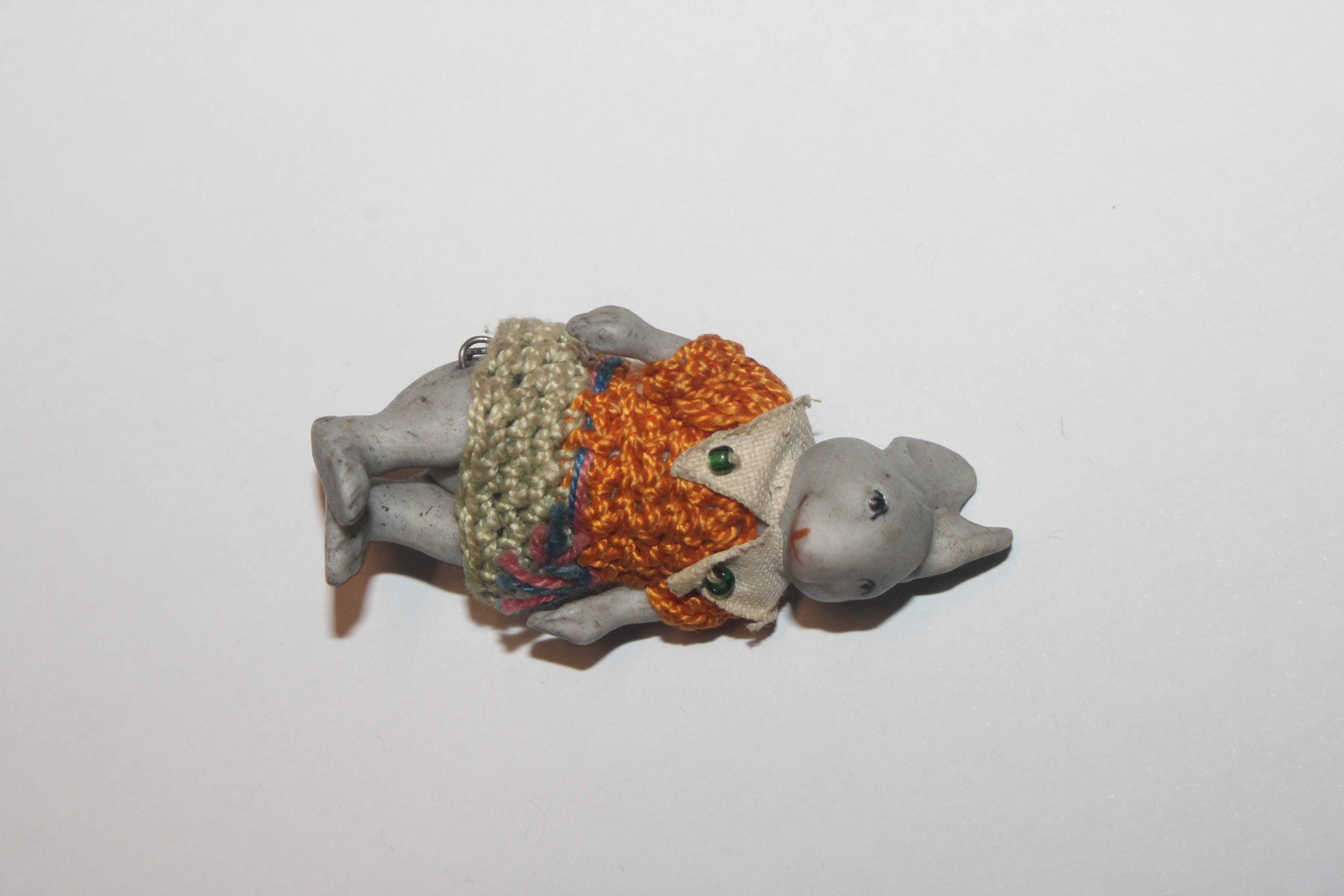A collection of miniature porcelain and other dolls; miniature mice etc. - Image 38 of 57