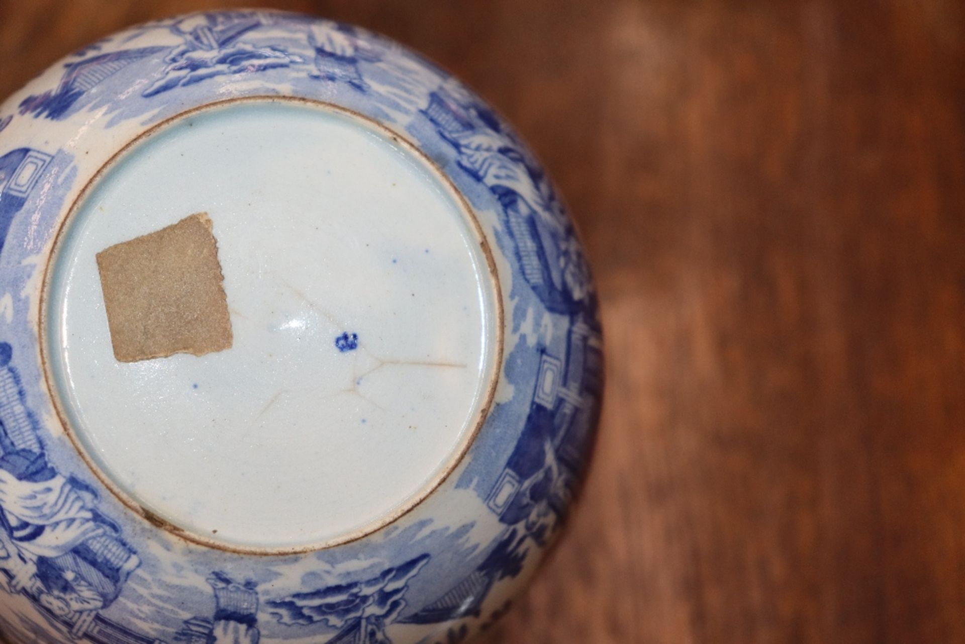 A late 18th Century Worcester blue and white bowl decorated ho ho birds underglaze blue crescent - Image 4 of 48
