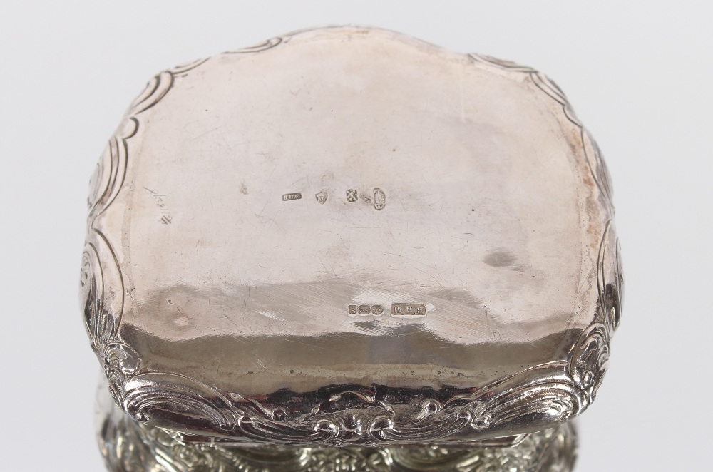 A 19th Century continental silver table snuff box, with classical decoration of figures in a - Image 4 of 6