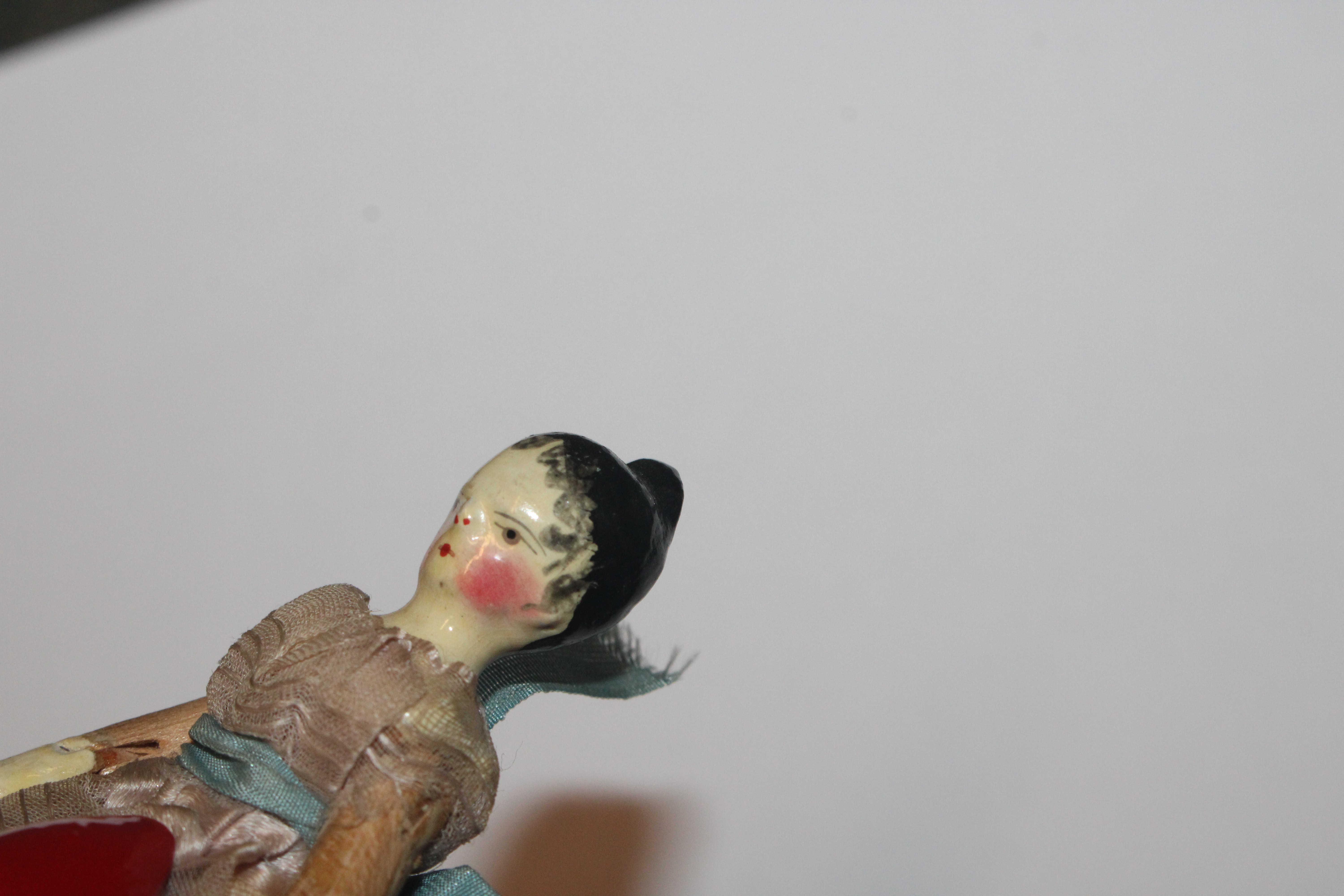 A collection of miniature porcelain and other dolls; miniature mice etc. - Image 3 of 57