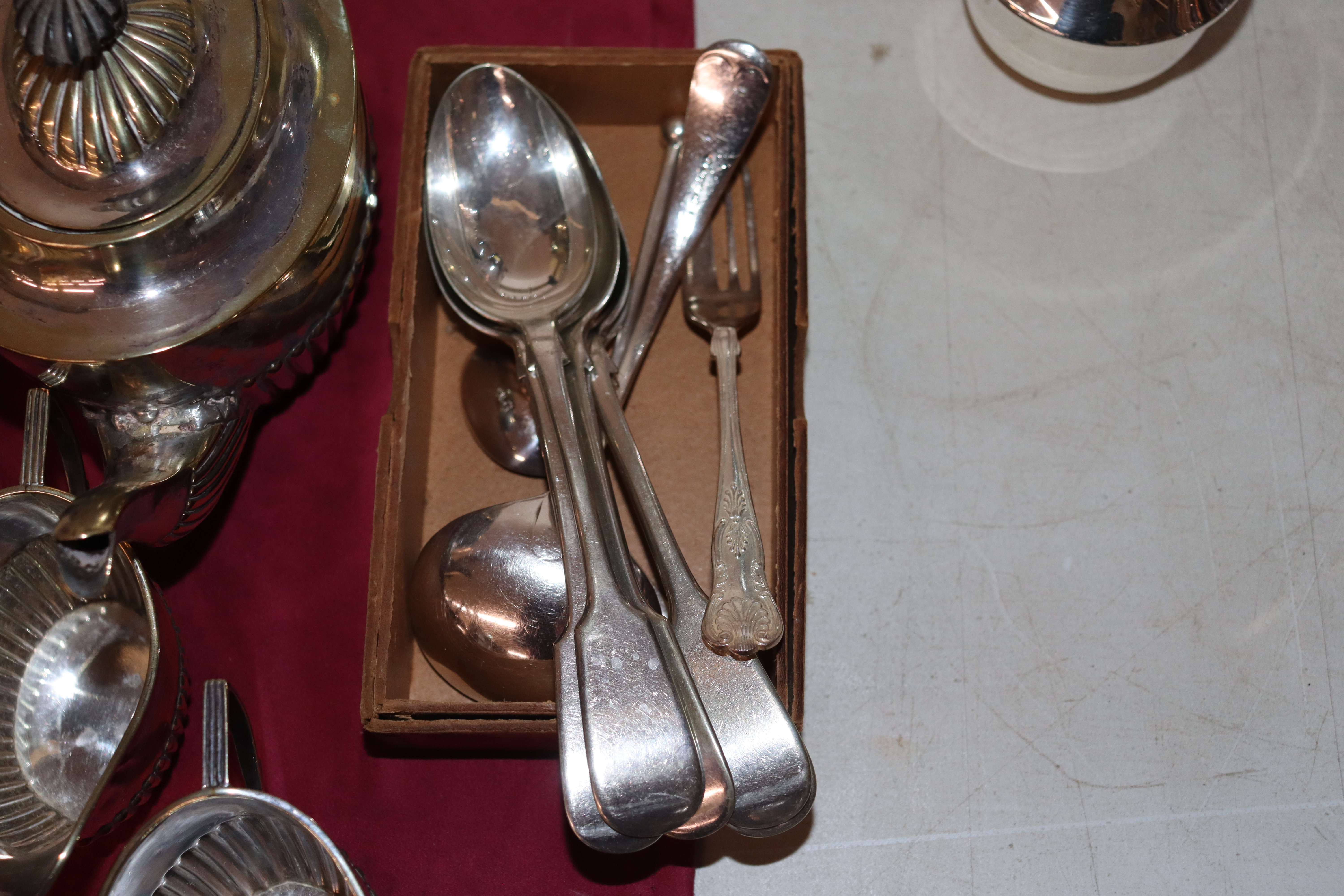 A quantity of various plated ware to include an etched glass claret jug; coffee and hot water - Image 8 of 9