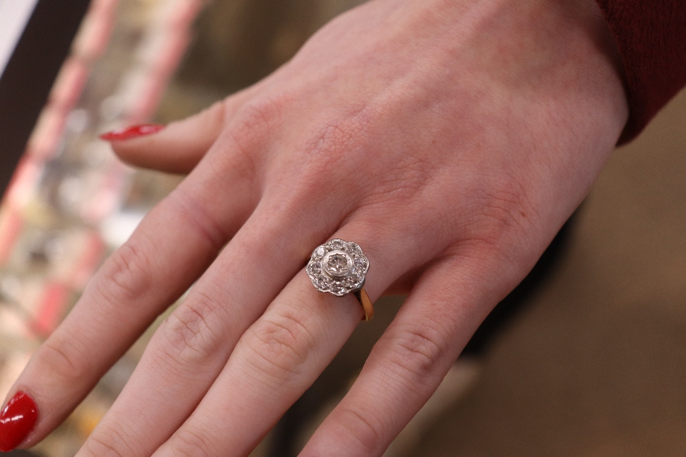 A Victorian diamond daisy shaped cluster ring, 18ct gold, 3.4gms, ring size L - Image 4 of 5