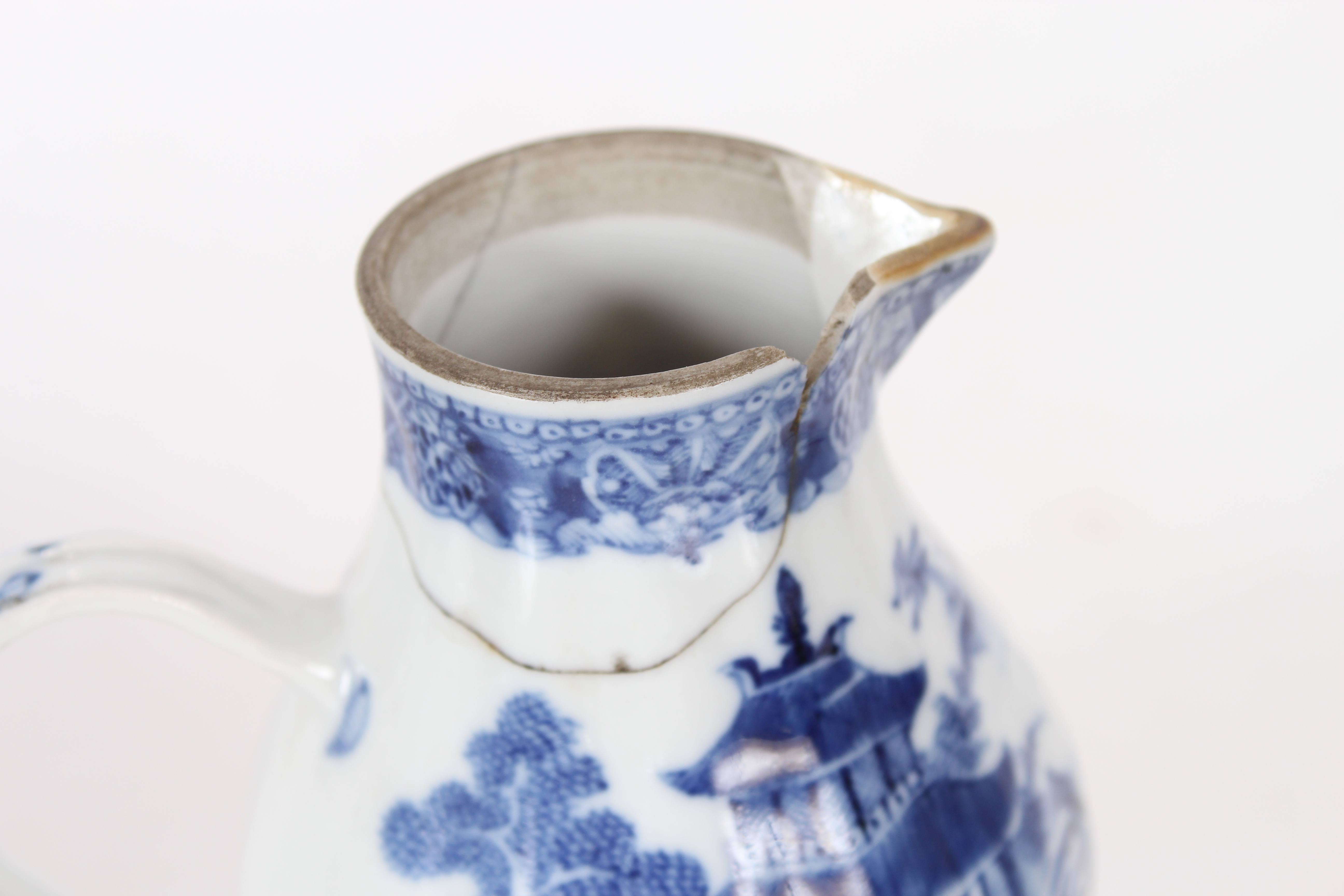A Chinese Imari pattern shallow dish, 25cm dia.; a Chinese blue and white bowl decorated pagodas and - Image 5 of 26