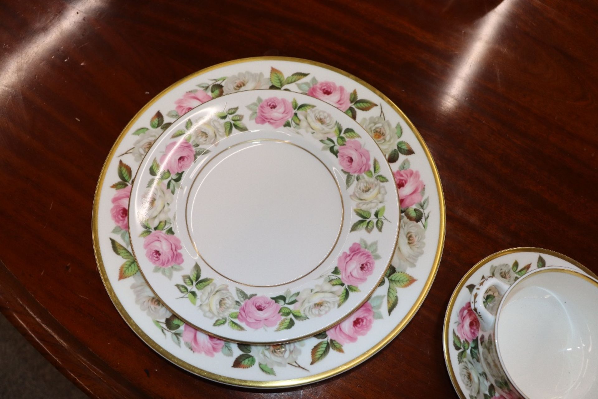 A Royal Worcester "Royal Garden" pattern tea / dinner service - Image 8 of 13