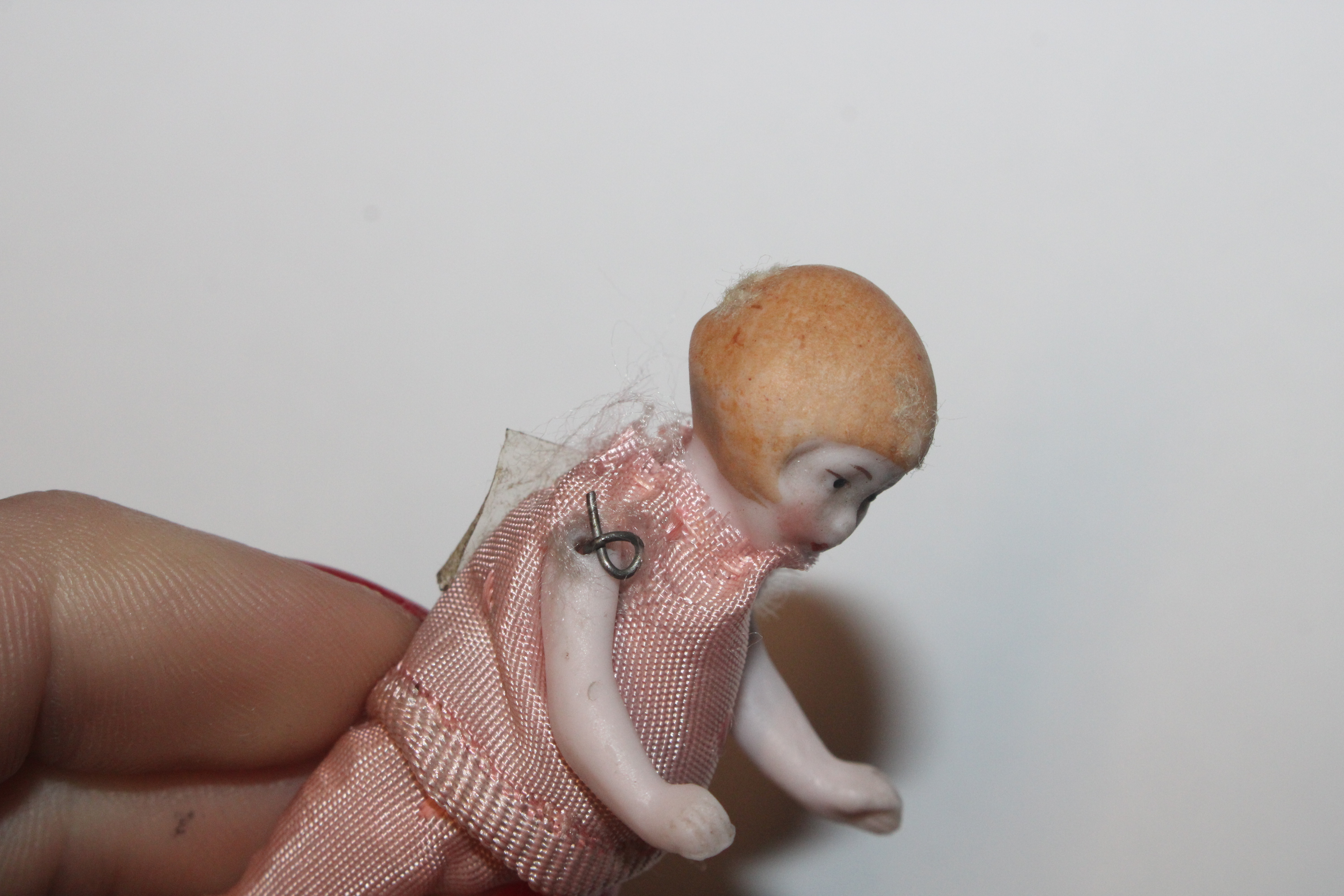 A collection of miniature porcelain and other dolls; miniature mice etc. - Bild 15 aus 57