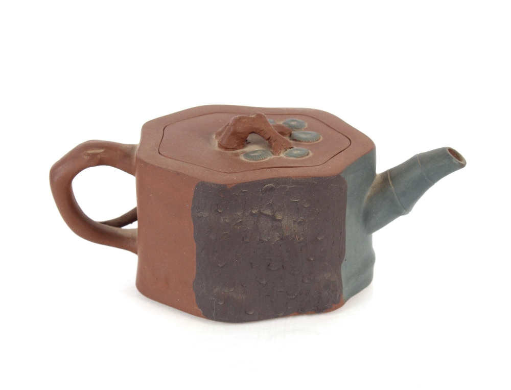 A small Chinese Yixing clay teapot, having raised foliate decoration, seal mark to base, 16cm - Bild 2 aus 5