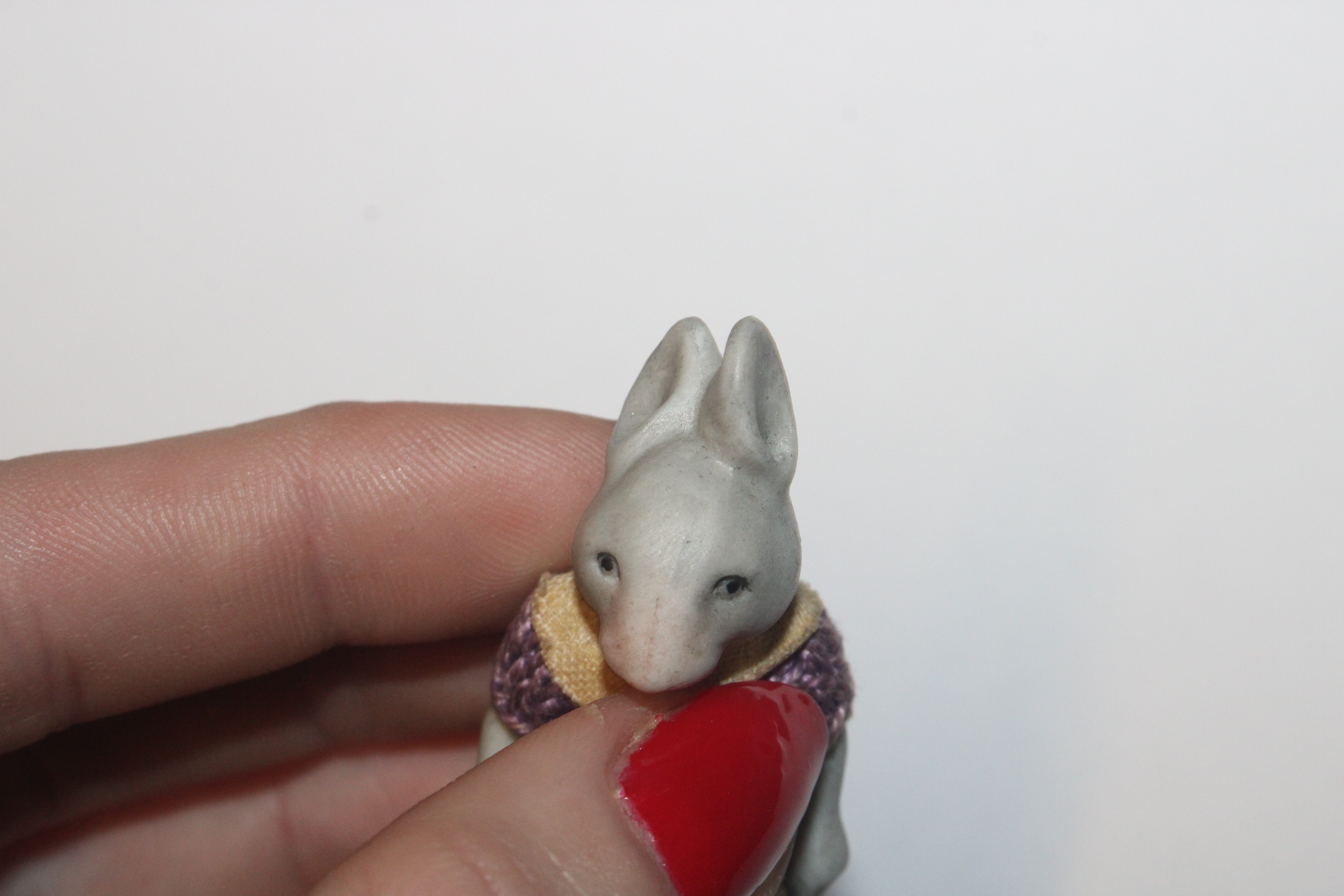 A collection of miniature porcelain and other dolls; miniature mice etc. - Image 36 of 57