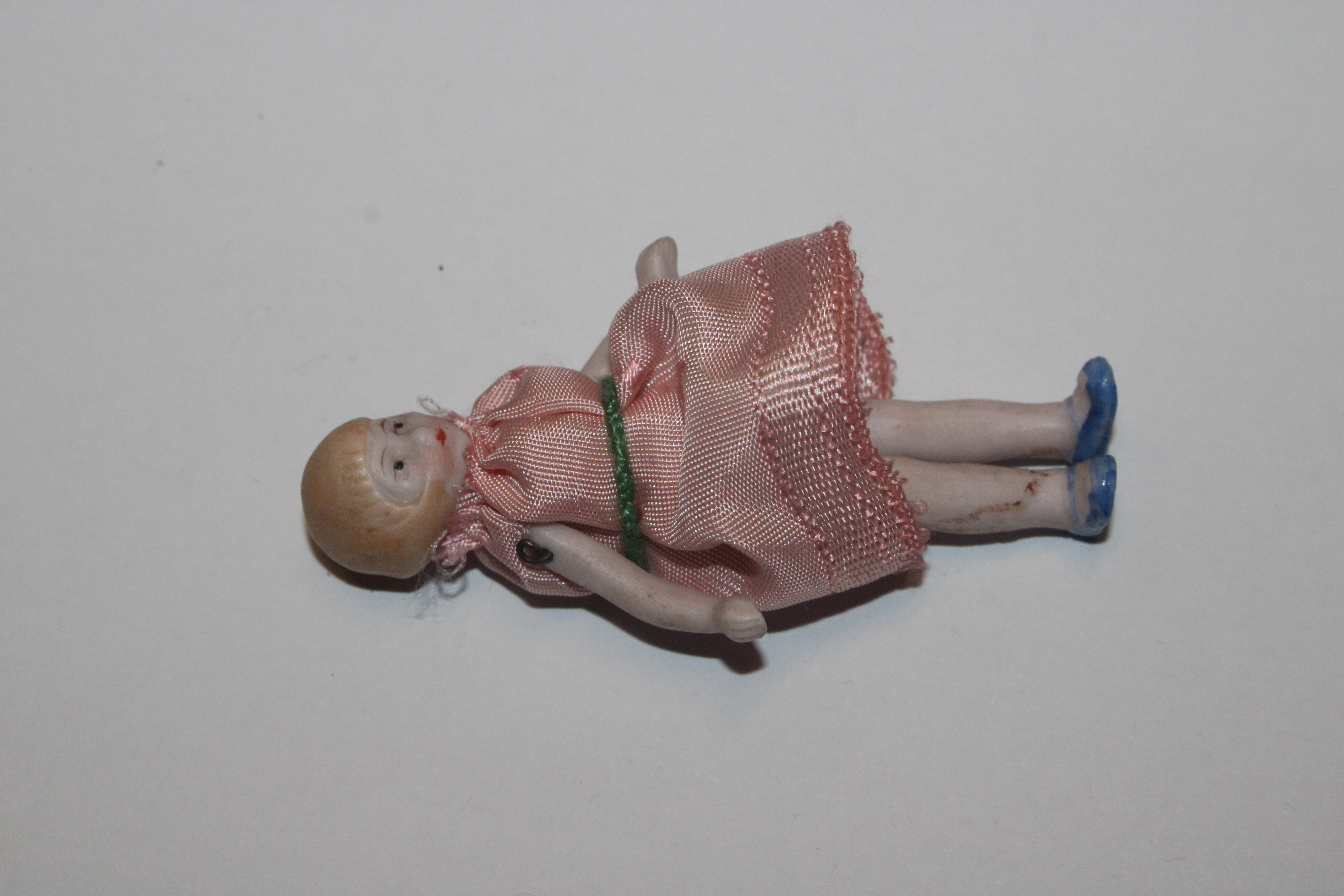 A collection of miniature porcelain and other dolls; miniature mice etc. - Image 23 of 57