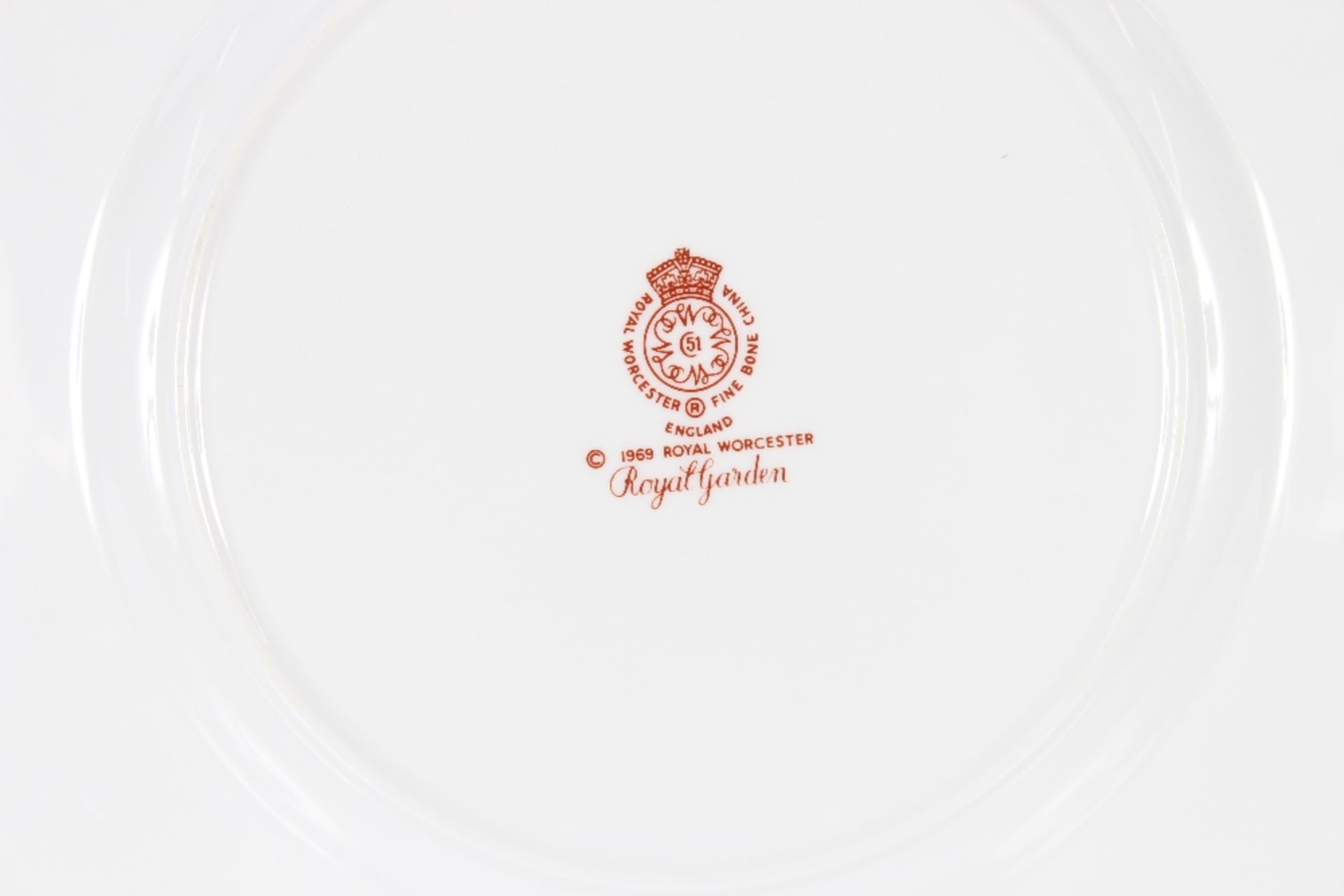 A Royal Worcester "Royal Garden" pattern tea / dinner service - Image 2 of 13