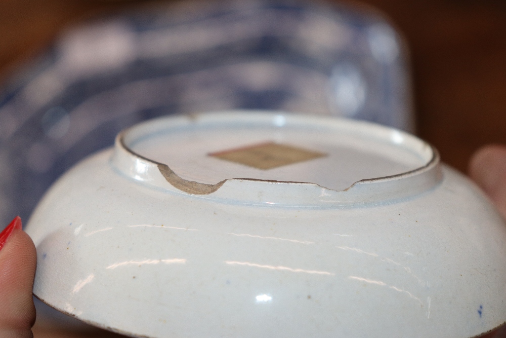 A late 18th Century Worcester blue and white bowl decorated ho ho birds underglaze blue crescent - Image 25 of 48