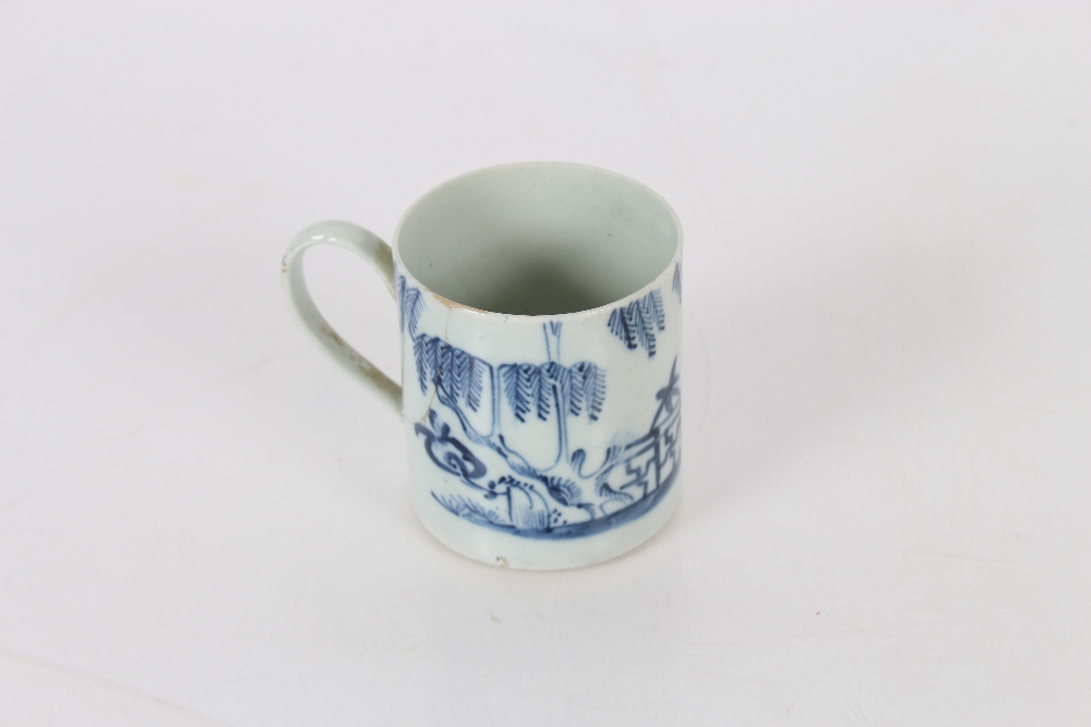 An early English porcelain coffee can, decorated in the Chinese manner; an 18th Century porcelain - Bild 11 aus 52