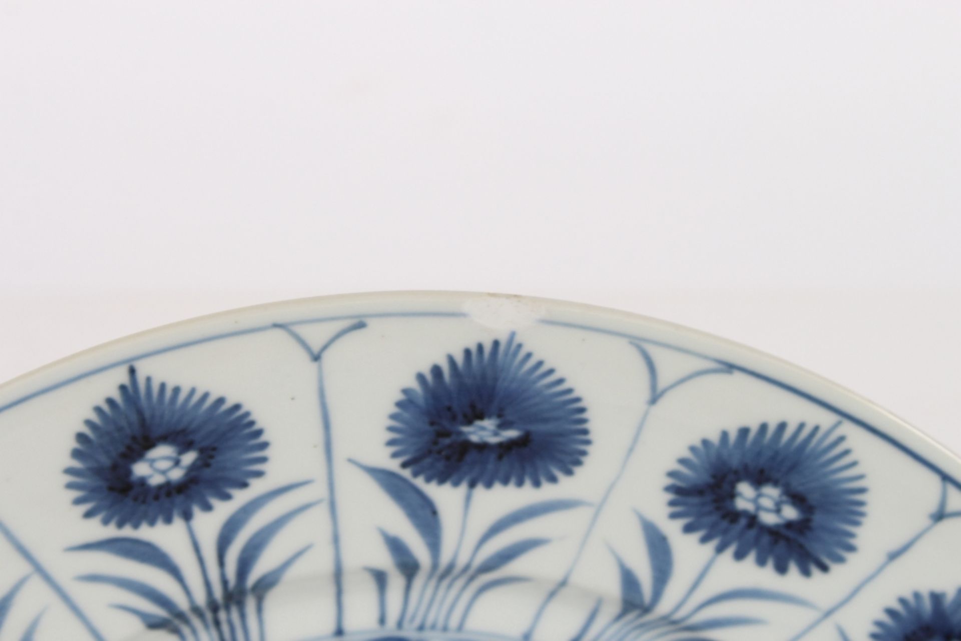 A pair of early 18th Century blue and white Chinese porcelain "Aster" pattern chargers, Kangxi - Image 5 of 7
