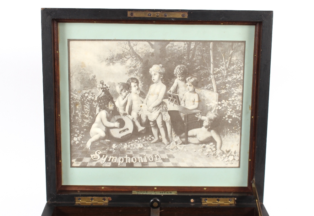 A Symphonion table model polyphon, in walnut case inscribed "Note Tune Plaque No. 48" and a - Bild 3 aus 9