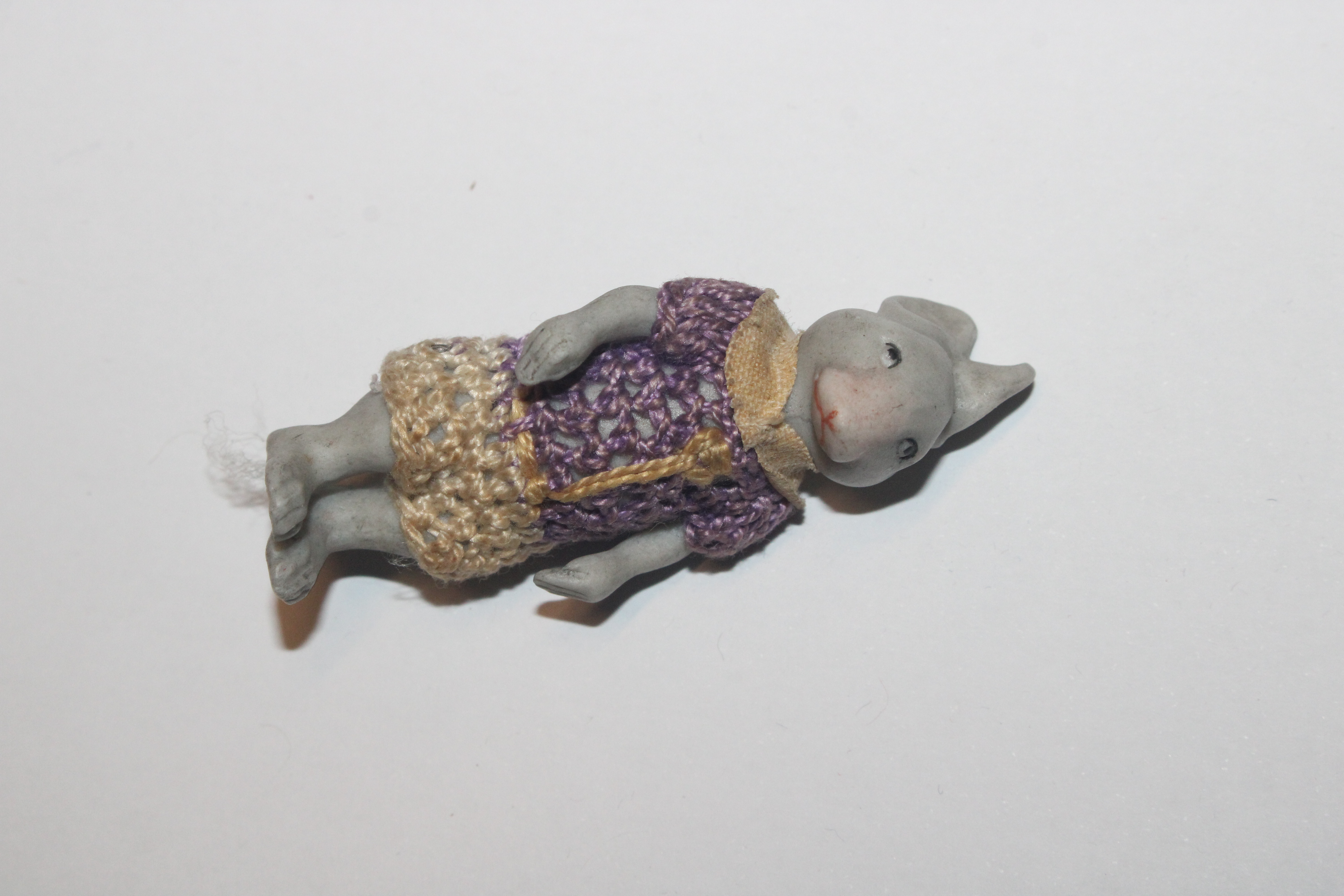 A collection of miniature porcelain and other dolls; miniature mice etc. - Image 34 of 57