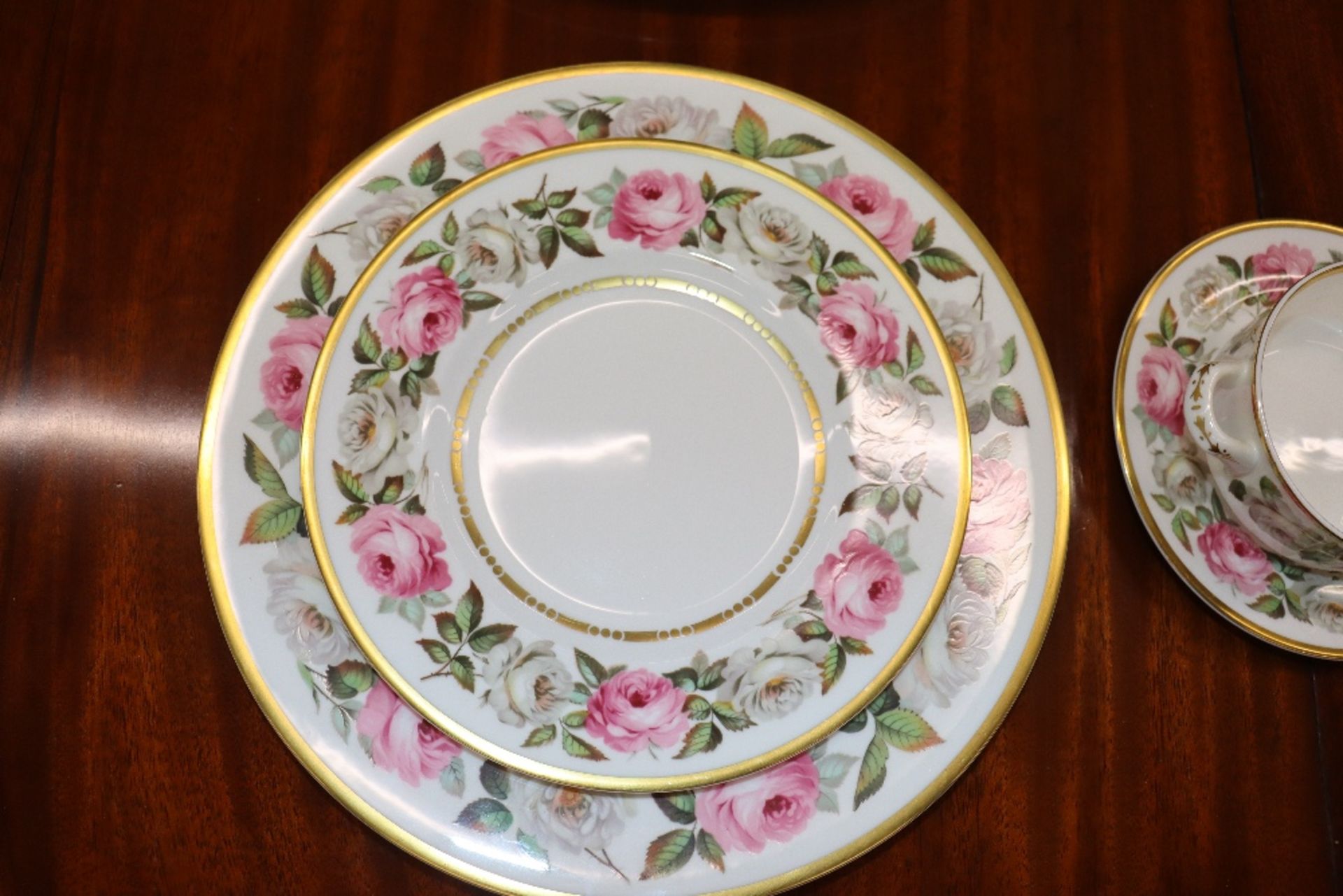 A Royal Worcester "Royal Garden" pattern tea / dinner service - Image 7 of 13