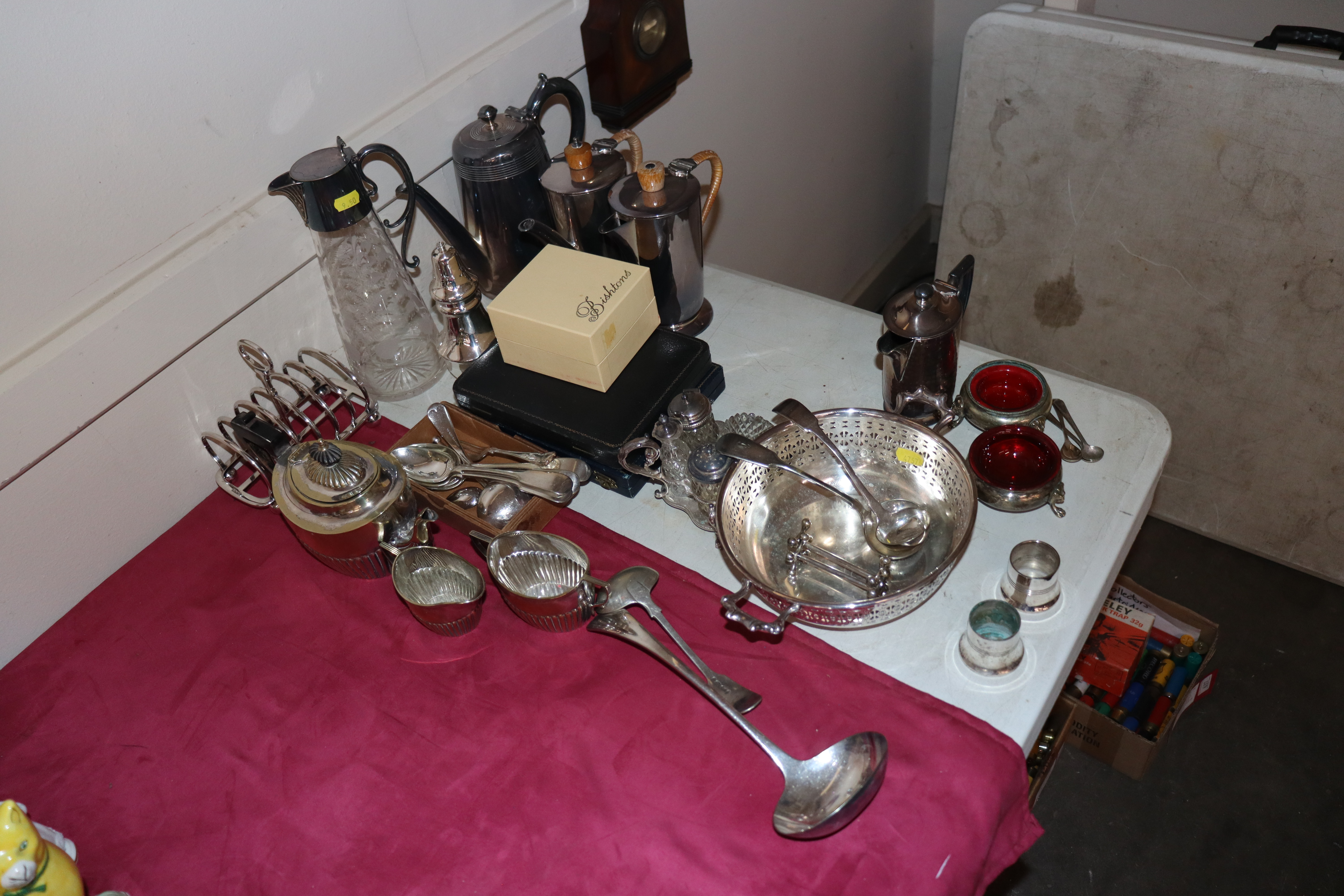 A quantity of various plated ware to include an etched glass claret jug; coffee and hot water - Image 2 of 9