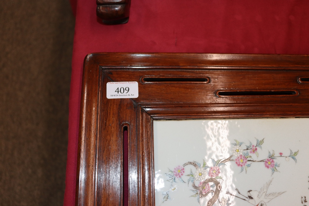 A Chinese hardwood and porcelain table screen, circa 1900, the porcelain panel approx. 39cm x 25.5cm - Image 7 of 26