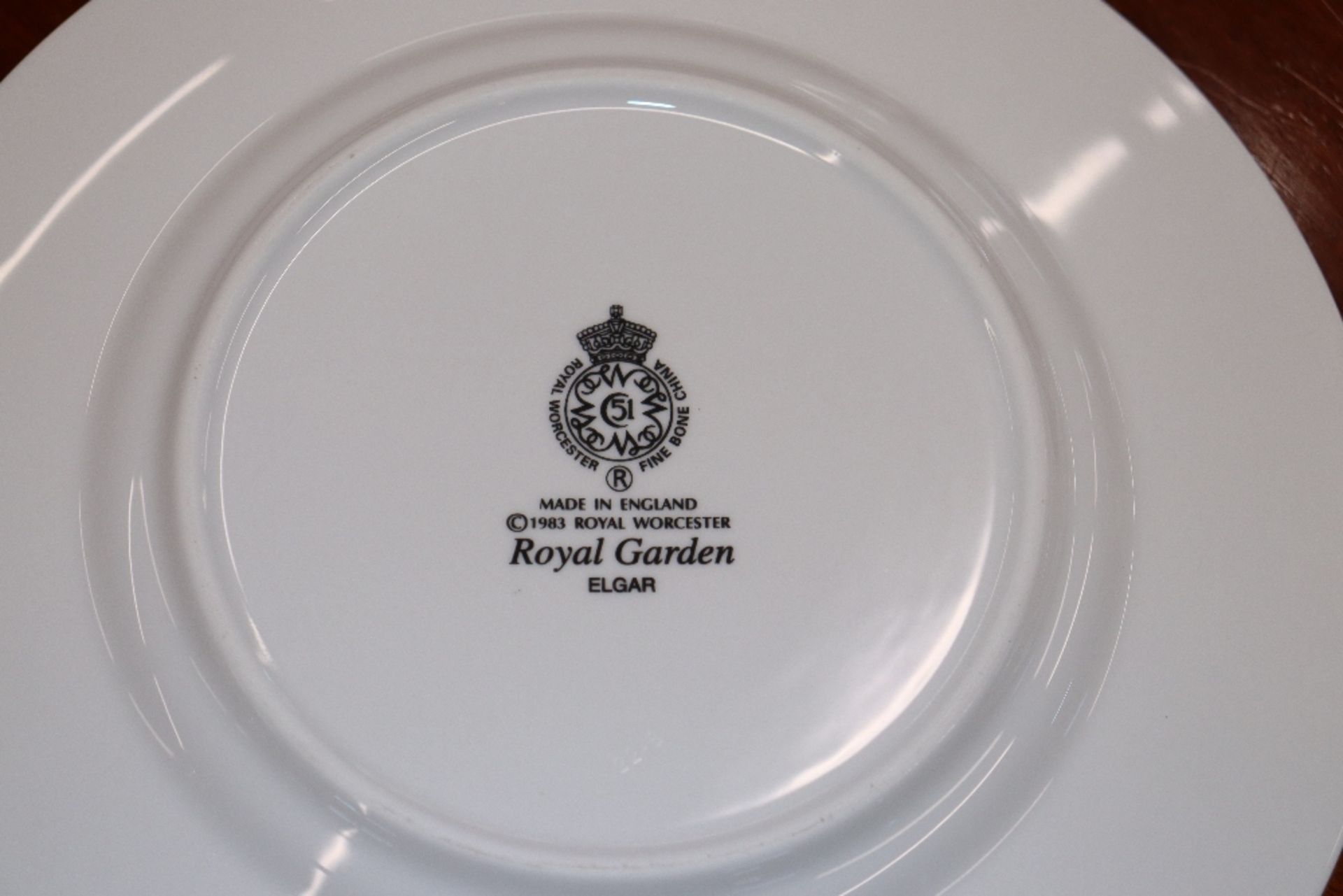 A Royal Worcester "Royal Garden" pattern tea / dinner service - Image 11 of 13