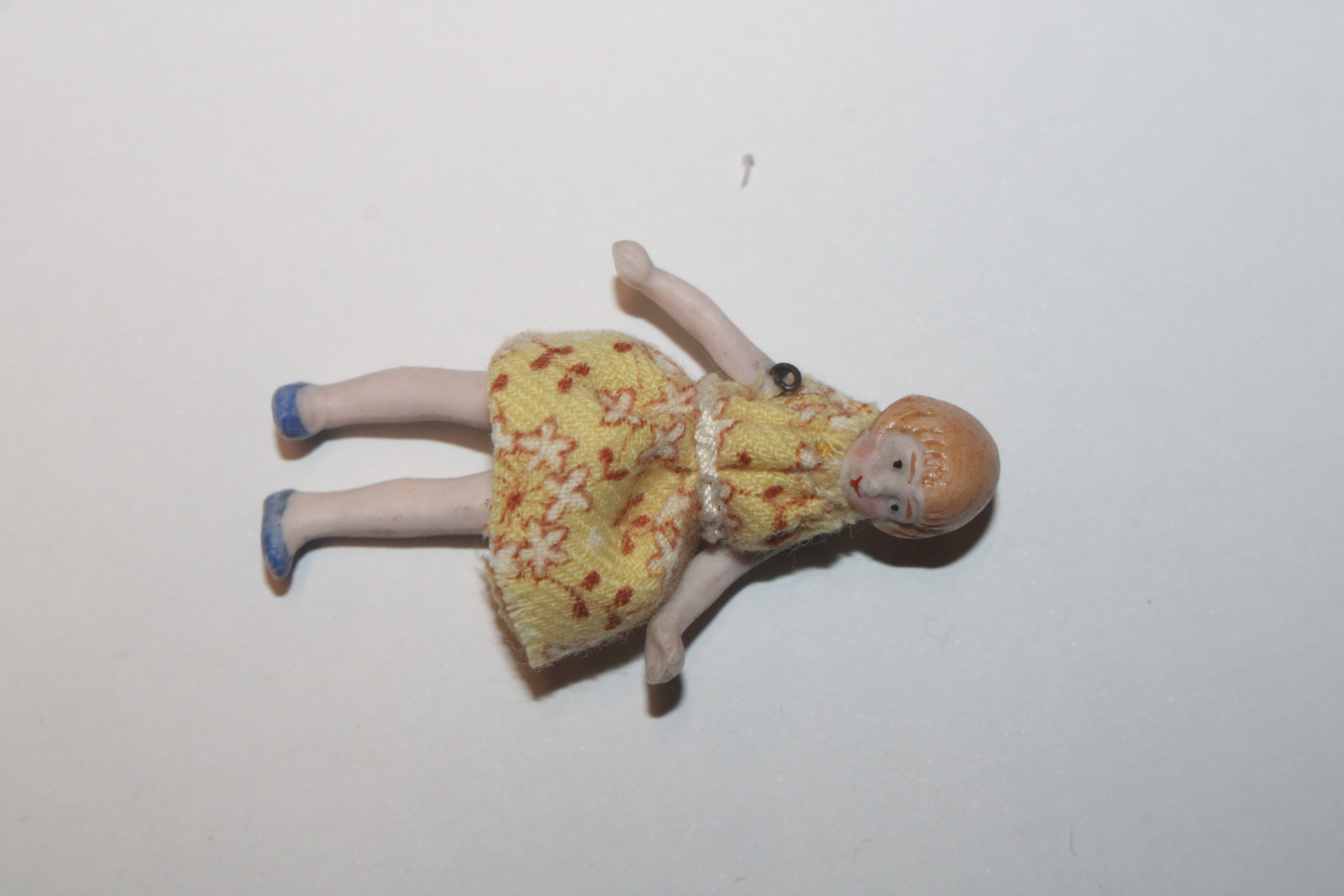 A collection of miniature porcelain and other dolls; miniature mice etc. - Image 50 of 57