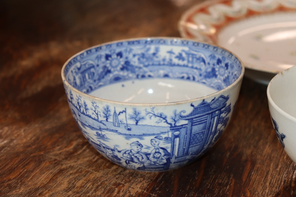 A late 18th Century Worcester blue and white bowl decorated ho ho birds underglaze blue crescent - Image 3 of 48