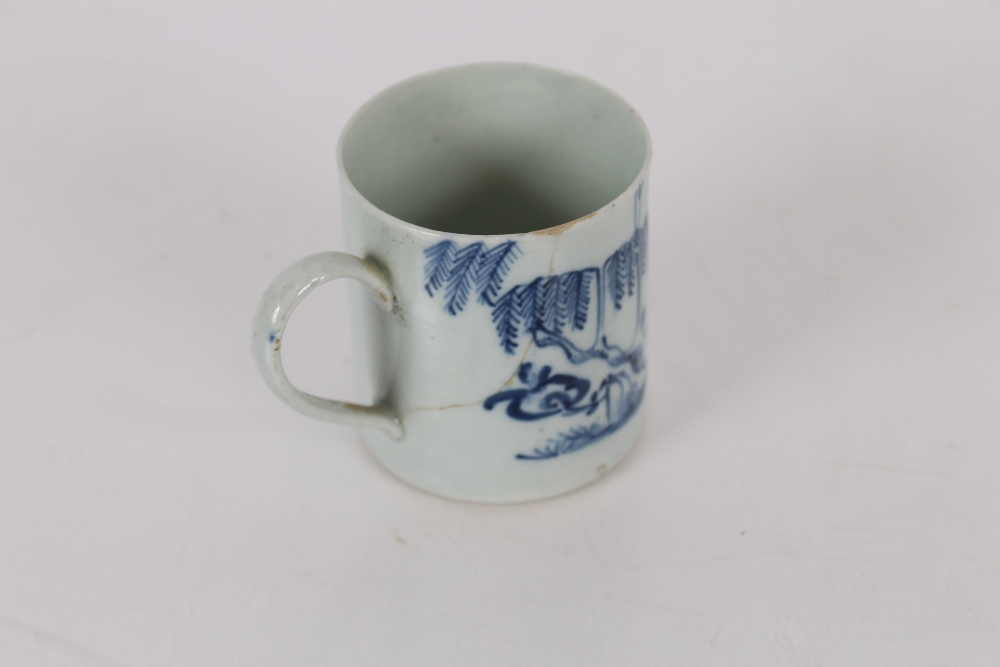 An early English porcelain coffee can, decorated in the Chinese manner; an 18th Century porcelain - Bild 12 aus 52