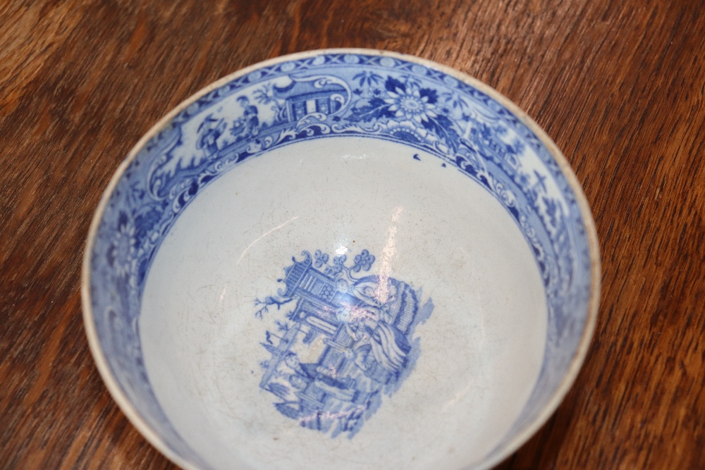 A late 18th Century Worcester blue and white bowl decorated ho ho birds underglaze blue crescent - Bild 5 aus 48