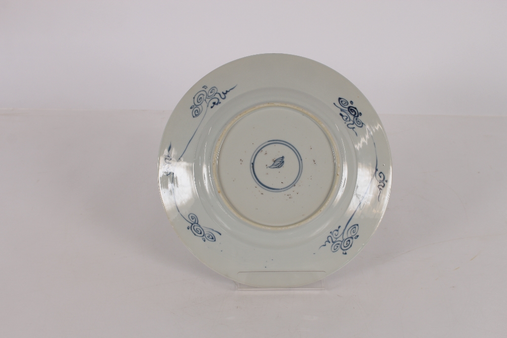 A pair of early 18th Century blue and white Chinese porcelain "Aster" pattern chargers, Kangxi - Image 6 of 7