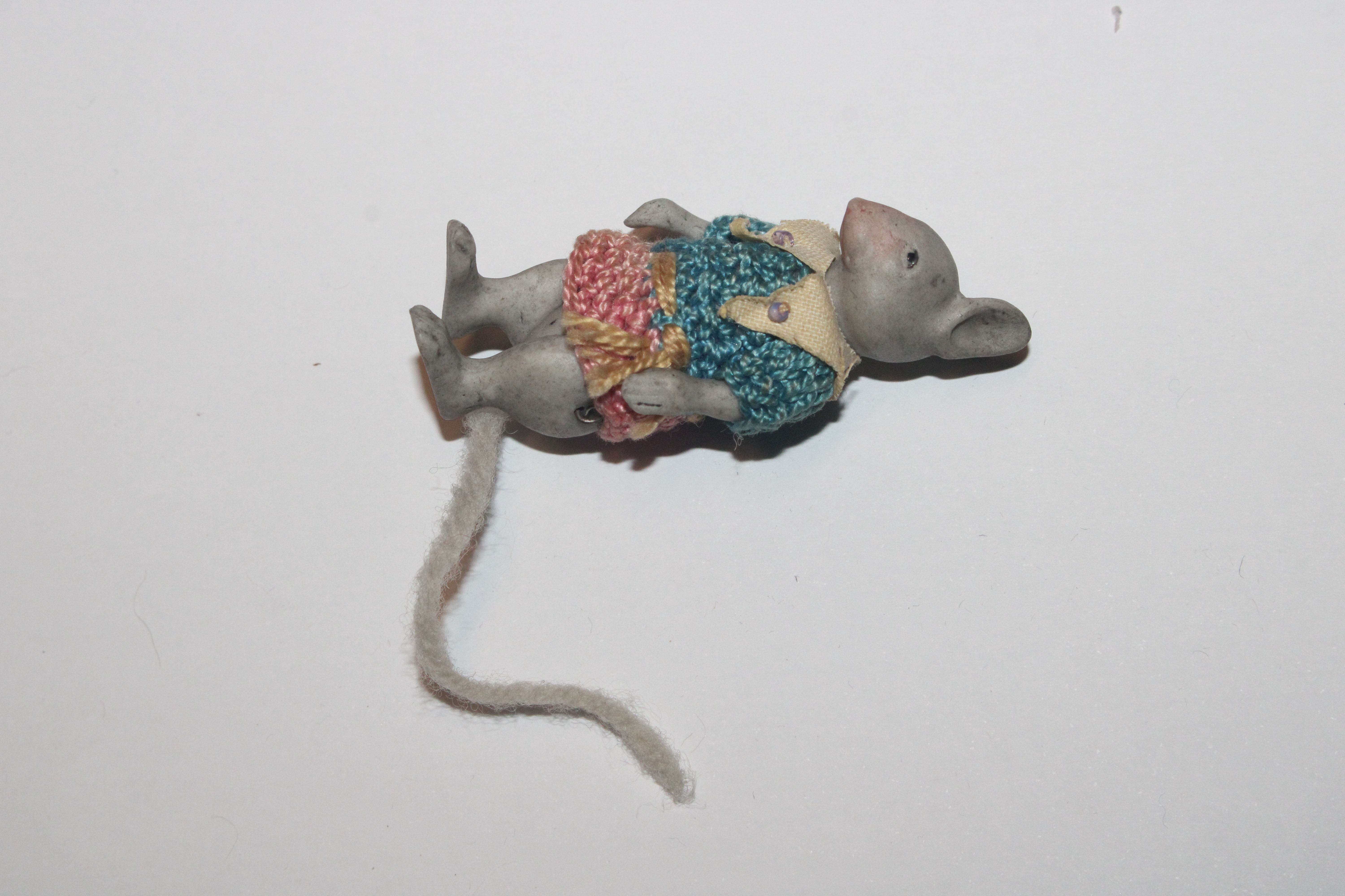 A collection of miniature porcelain and other dolls; miniature mice etc. - Image 43 of 57