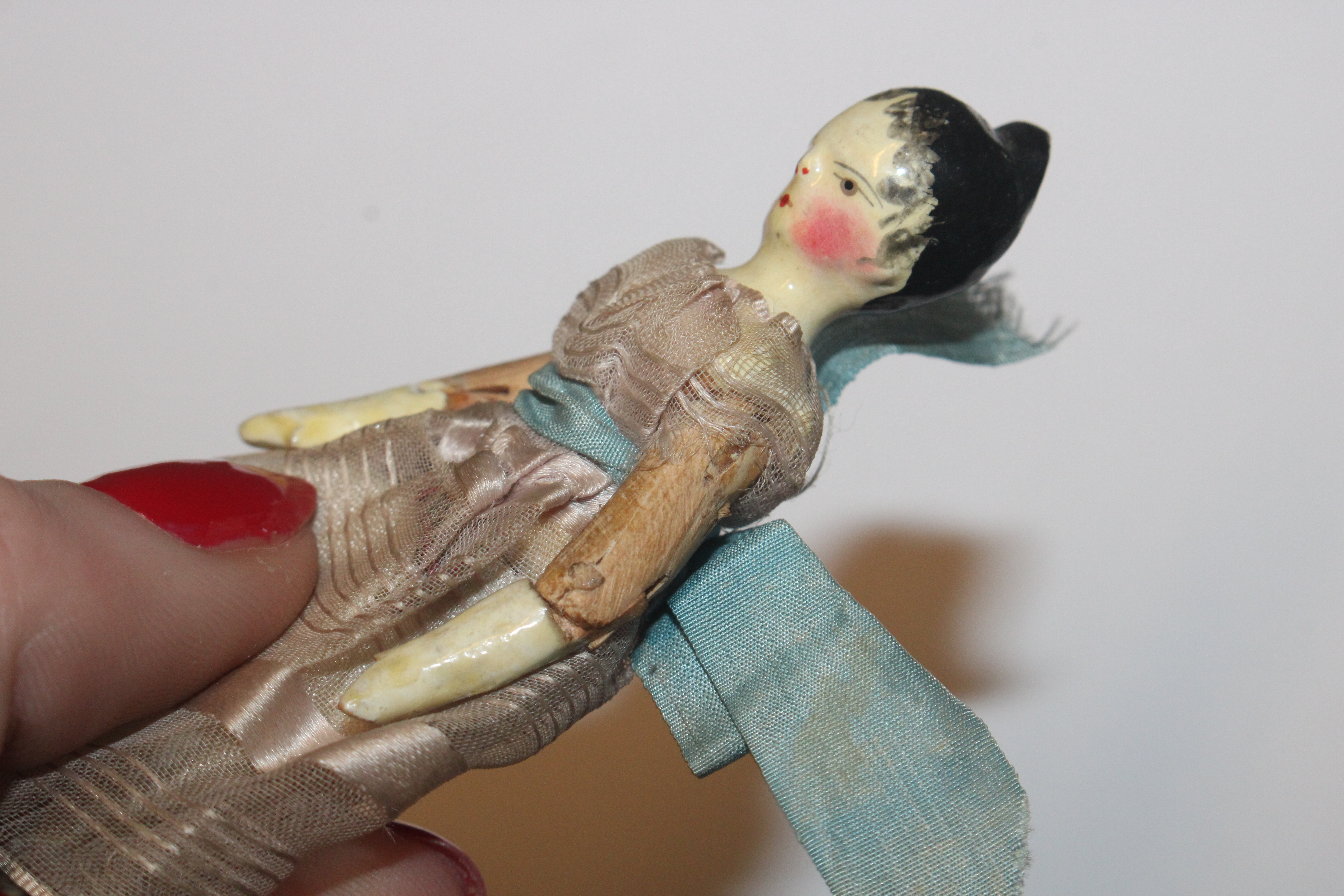 A collection of miniature porcelain and other dolls; miniature mice etc. - Image 6 of 57