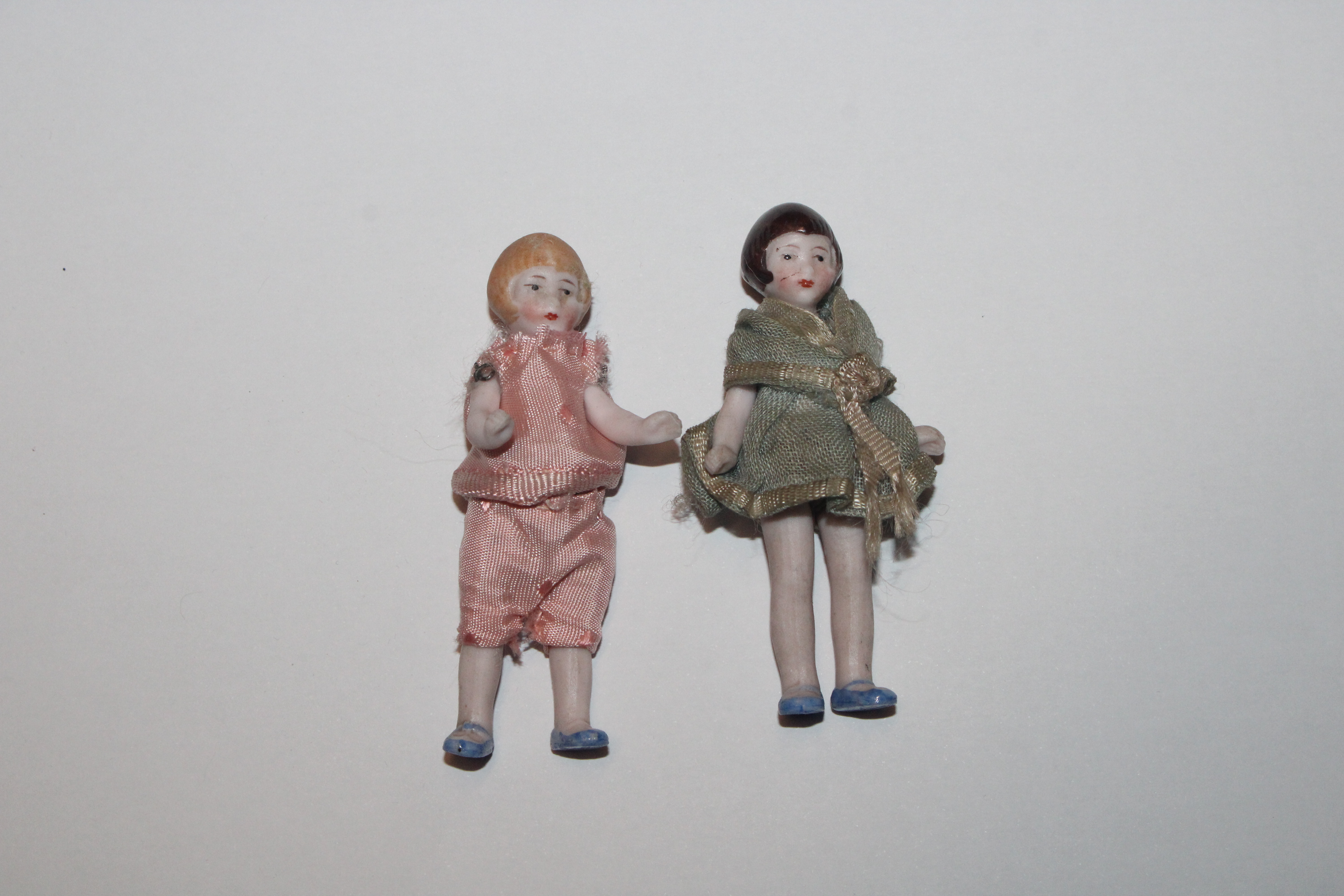 A collection of miniature porcelain and other dolls; miniature mice etc. - Image 14 of 57