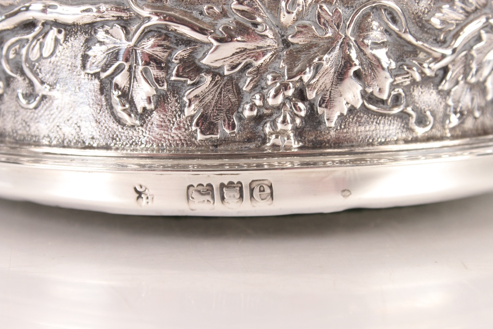 A late Victorian silver wine coaster decorated with trailing vine leaves and grapes, London 1900, - Image 3 of 3