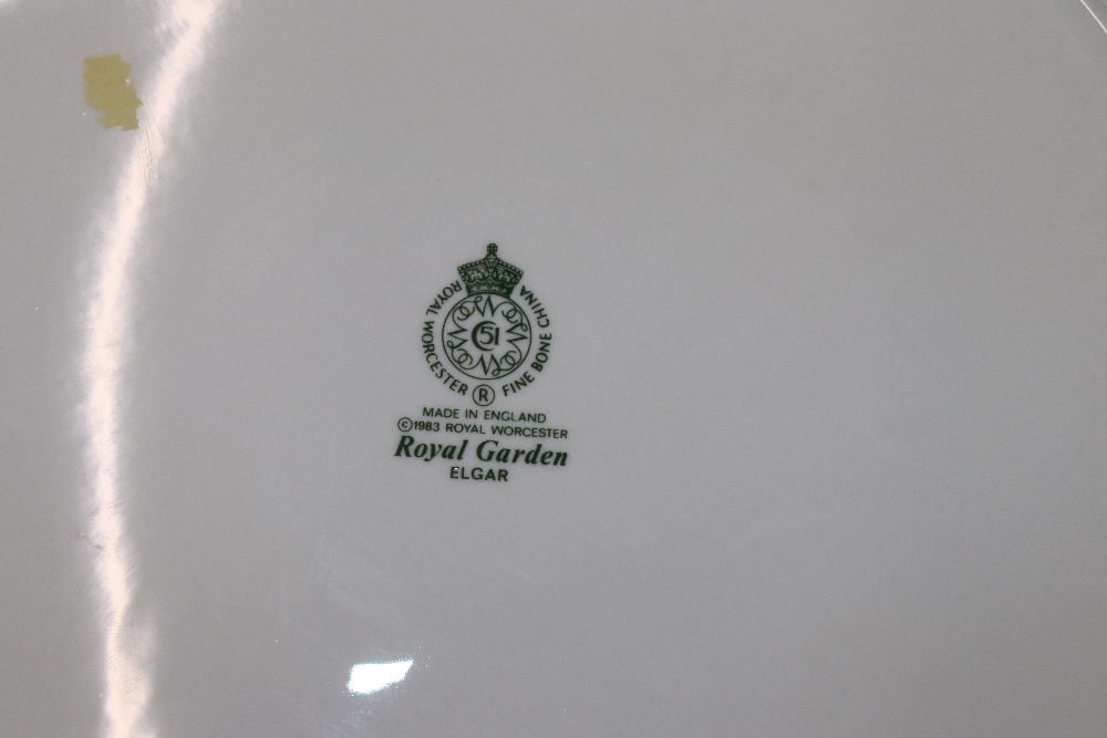 A Royal Worcester "Royal Garden" pattern tea / dinner service - Image 13 of 13