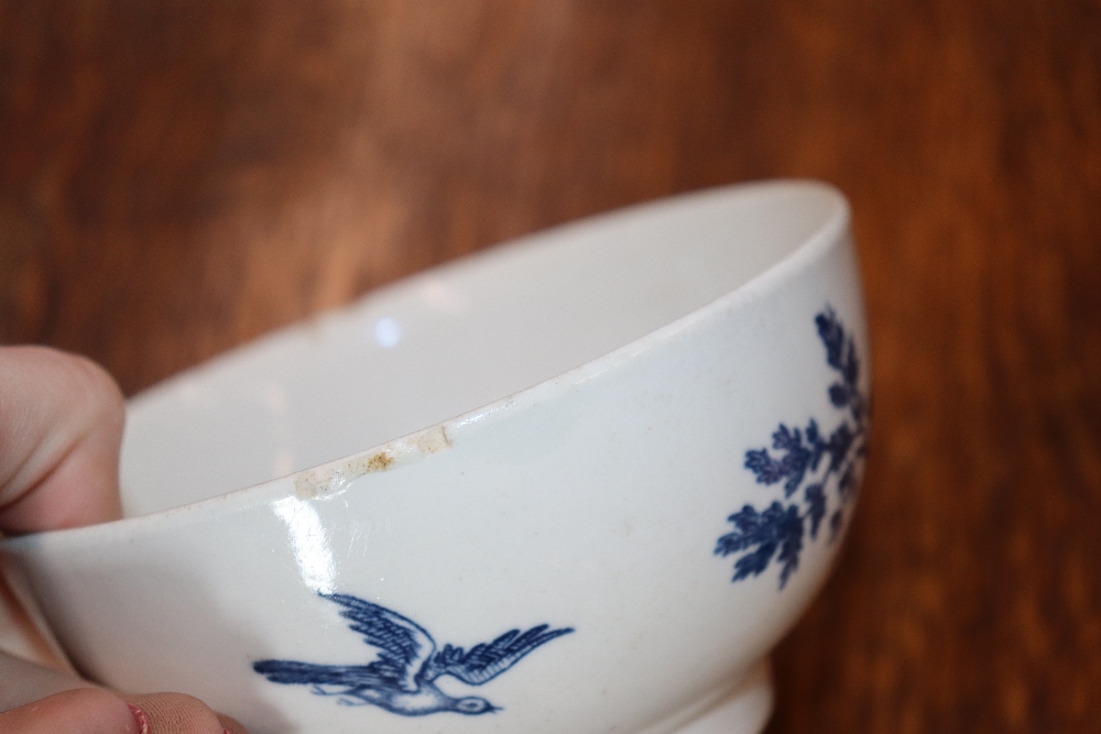 A late 18th Century Worcester blue and white bowl decorated ho ho birds underglaze blue crescent - Bild 12 aus 48