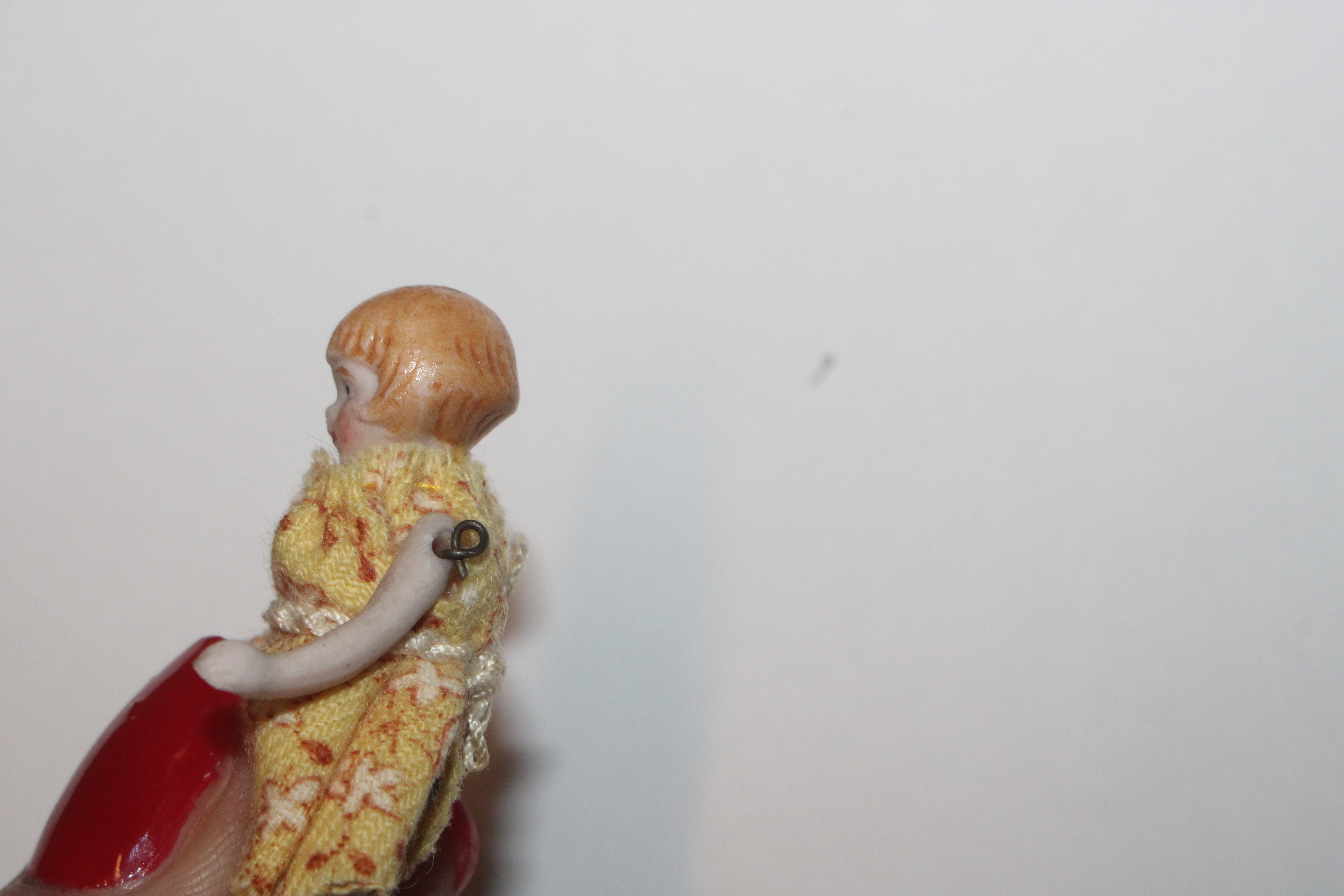 A collection of miniature porcelain and other dolls; miniature mice etc. - Image 52 of 57