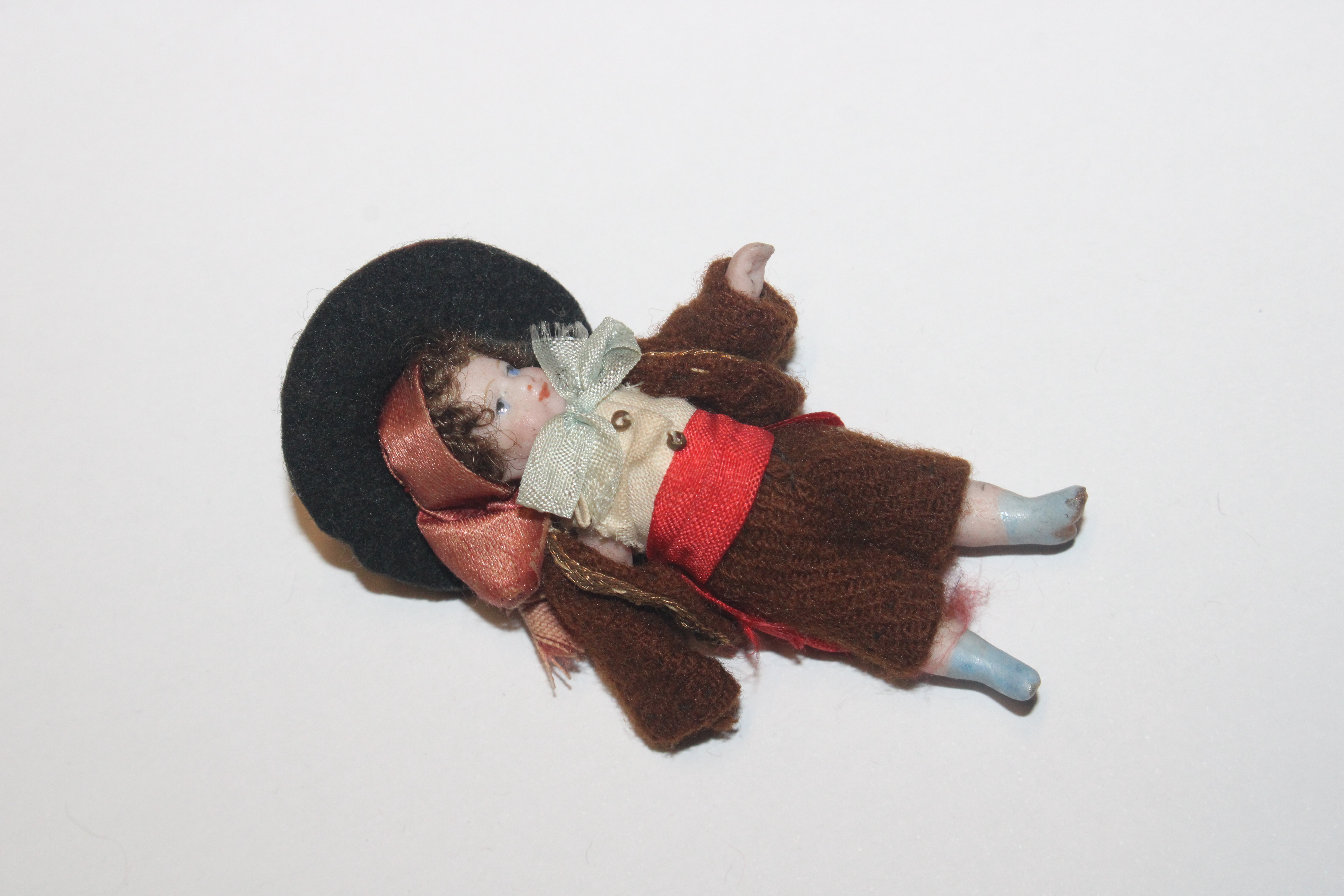 A collection of miniature porcelain and other dolls; miniature mice etc. - Image 26 of 57