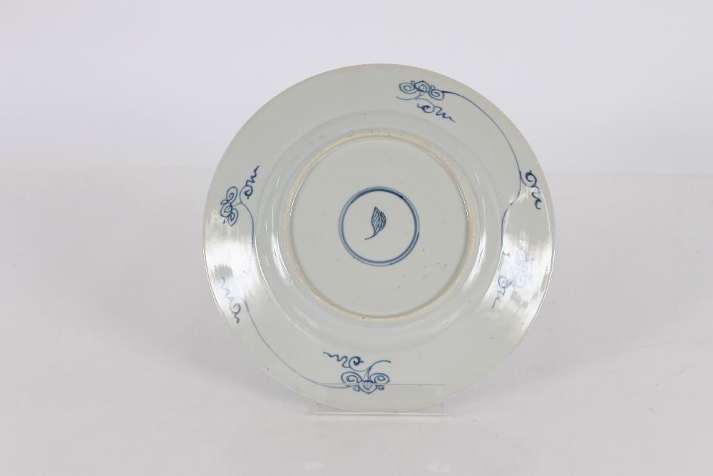 A pair of early 18th Century blue and white Chinese porcelain "Aster" pattern chargers, Kangxi - Image 2 of 7