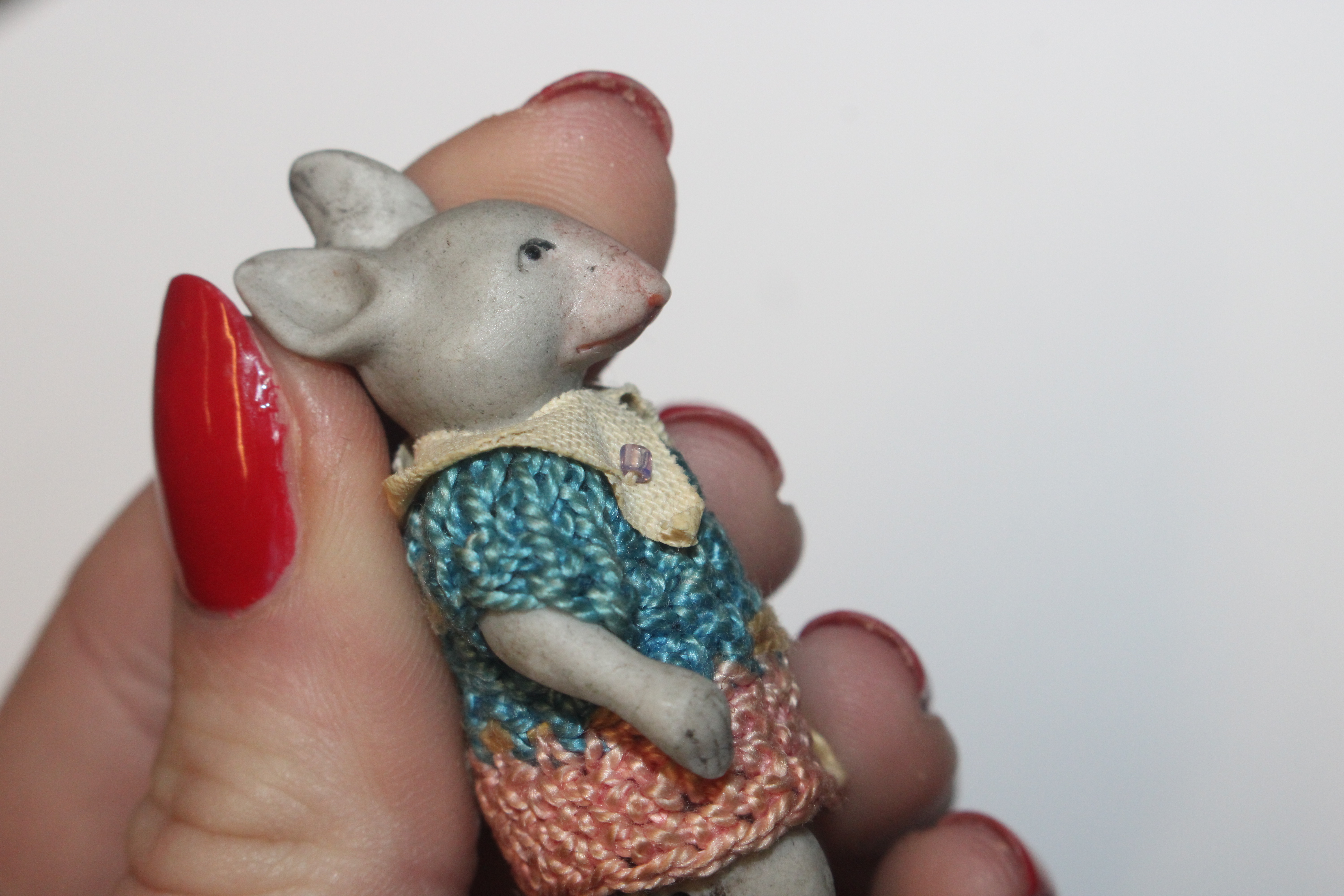 A collection of miniature porcelain and other dolls; miniature mice etc. - Image 49 of 57