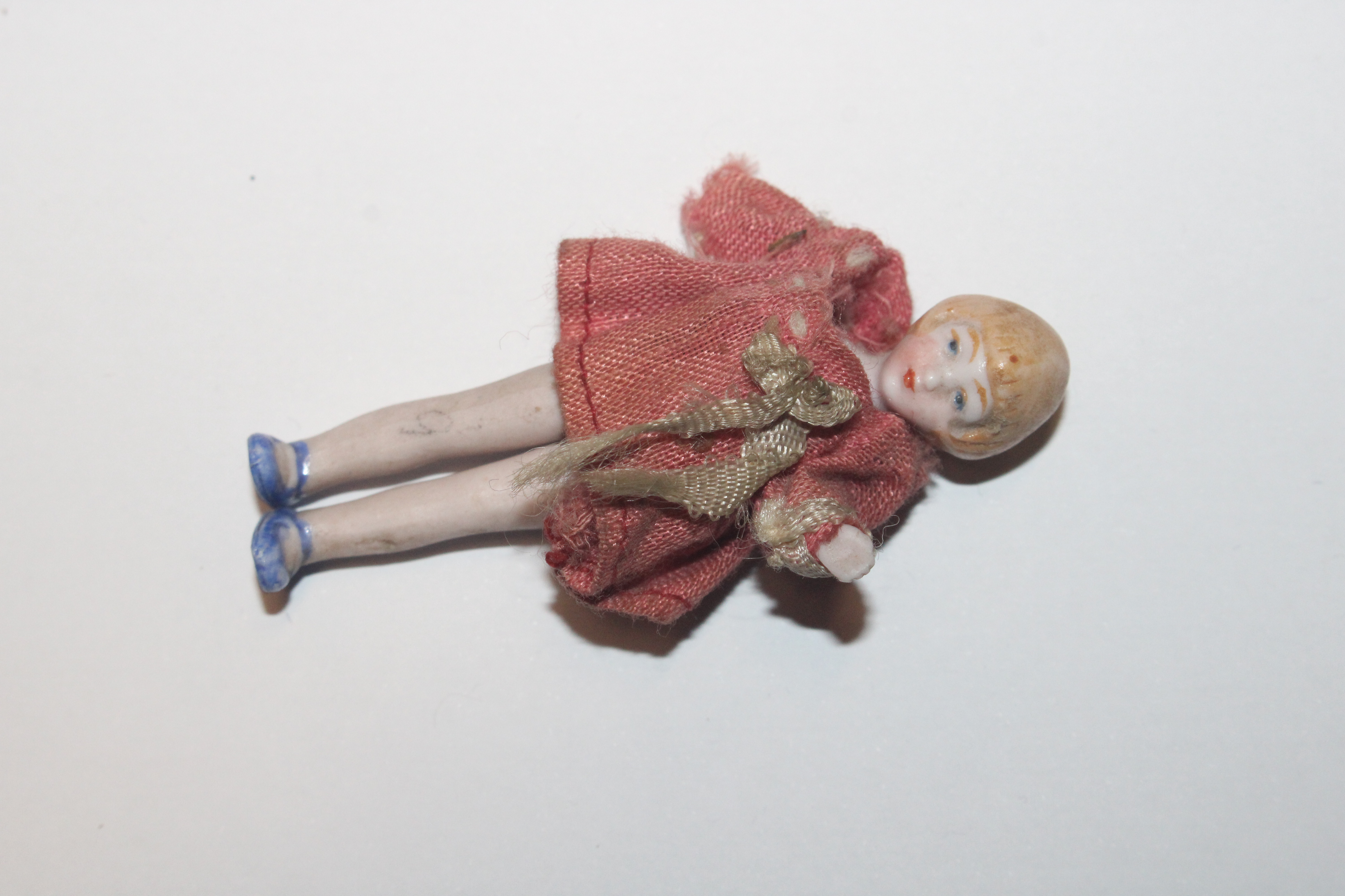 A collection of miniature porcelain and other dolls; miniature mice etc. - Image 12 of 57