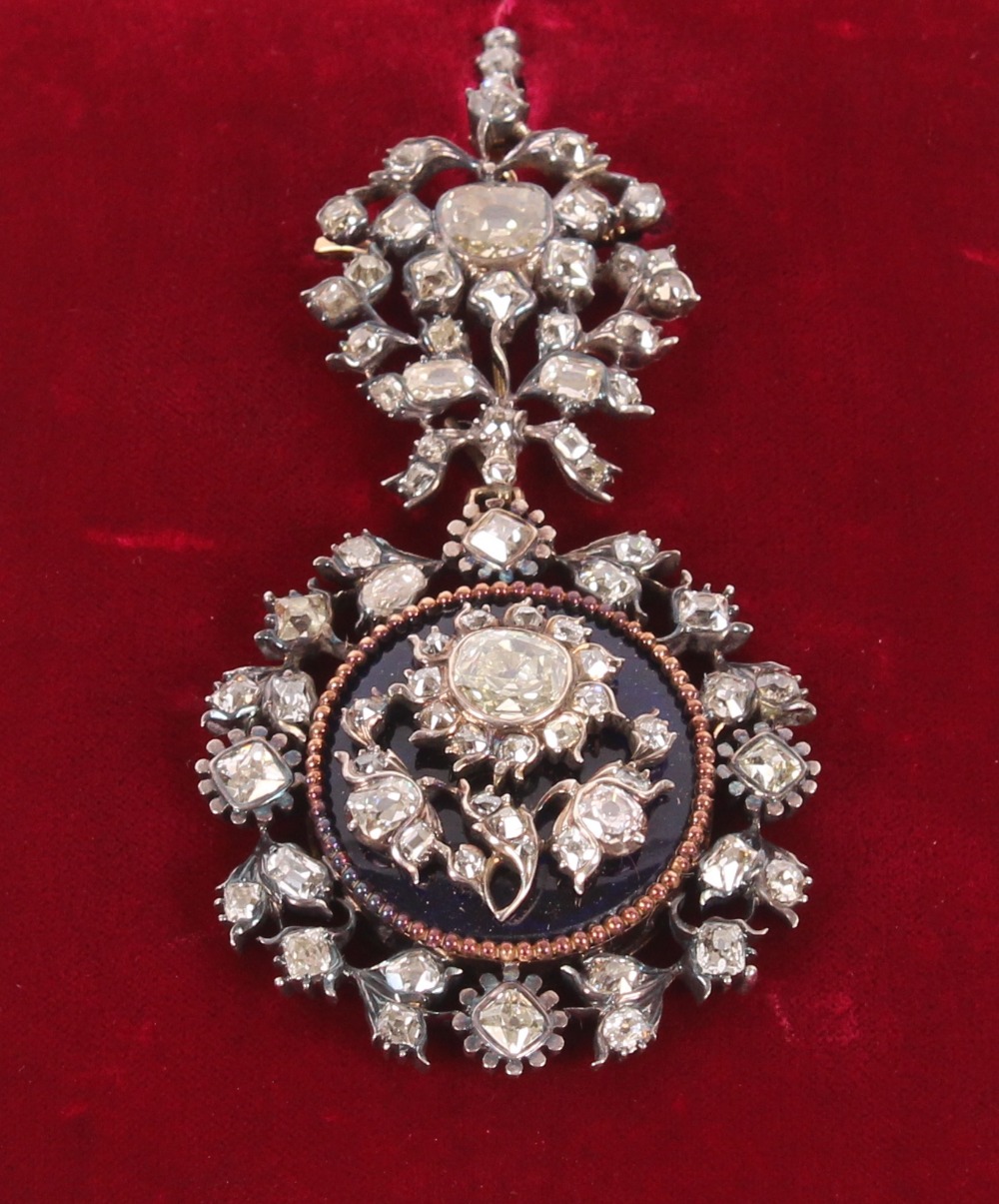 A yellow and white metal diamond set pendant / brooch, set with two approx. 1.25carat diamonds and - Image 5 of 26