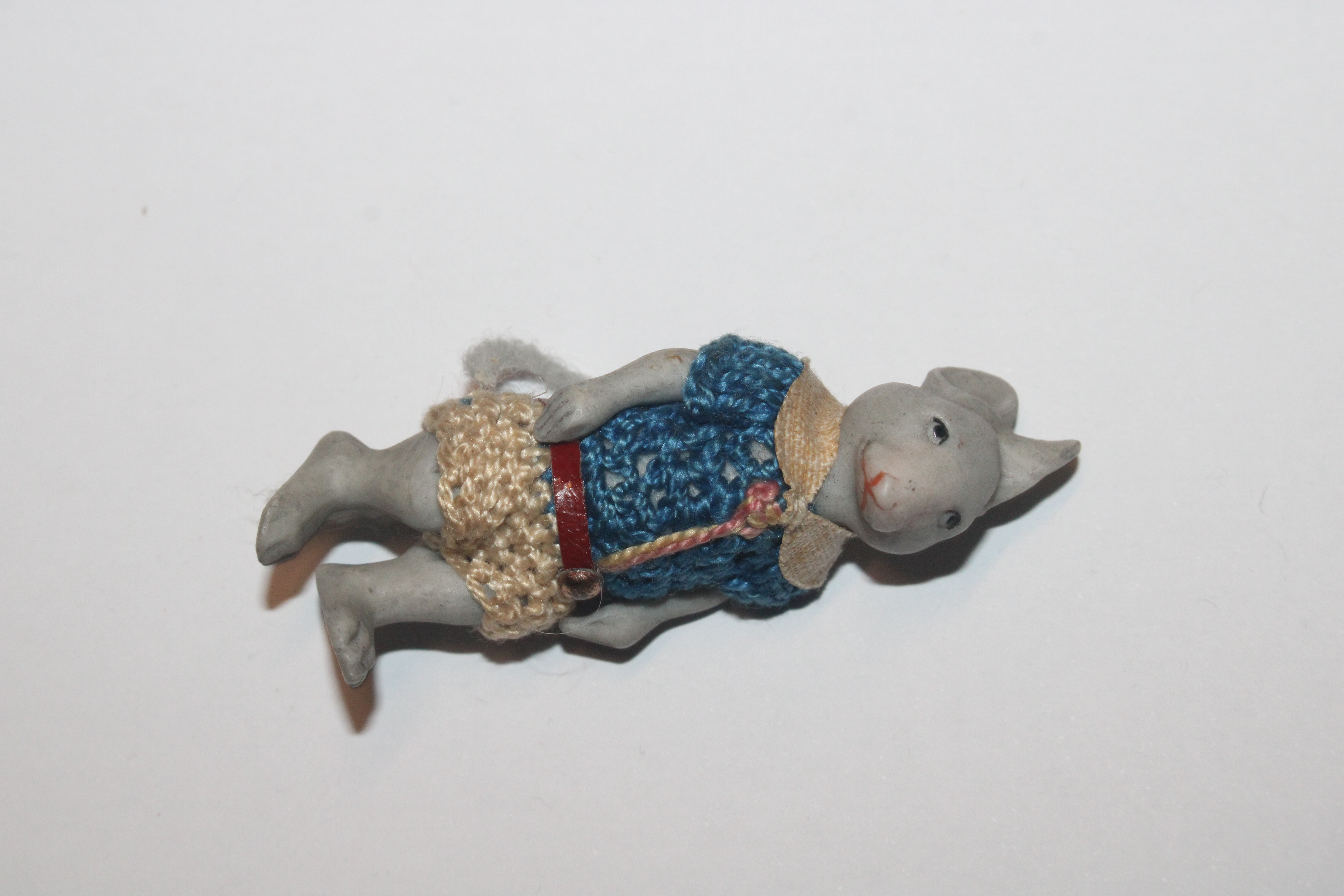 A collection of miniature porcelain and other dolls; miniature mice etc. - Image 30 of 57