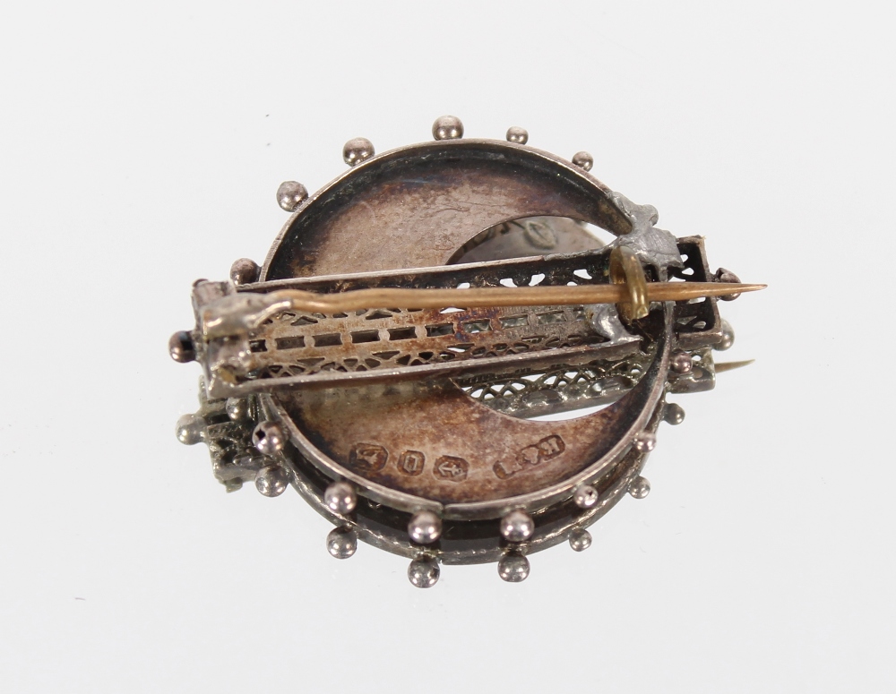 Four various silver and white metal brooches, decorated flowers, butterflies etc. - Image 8 of 10