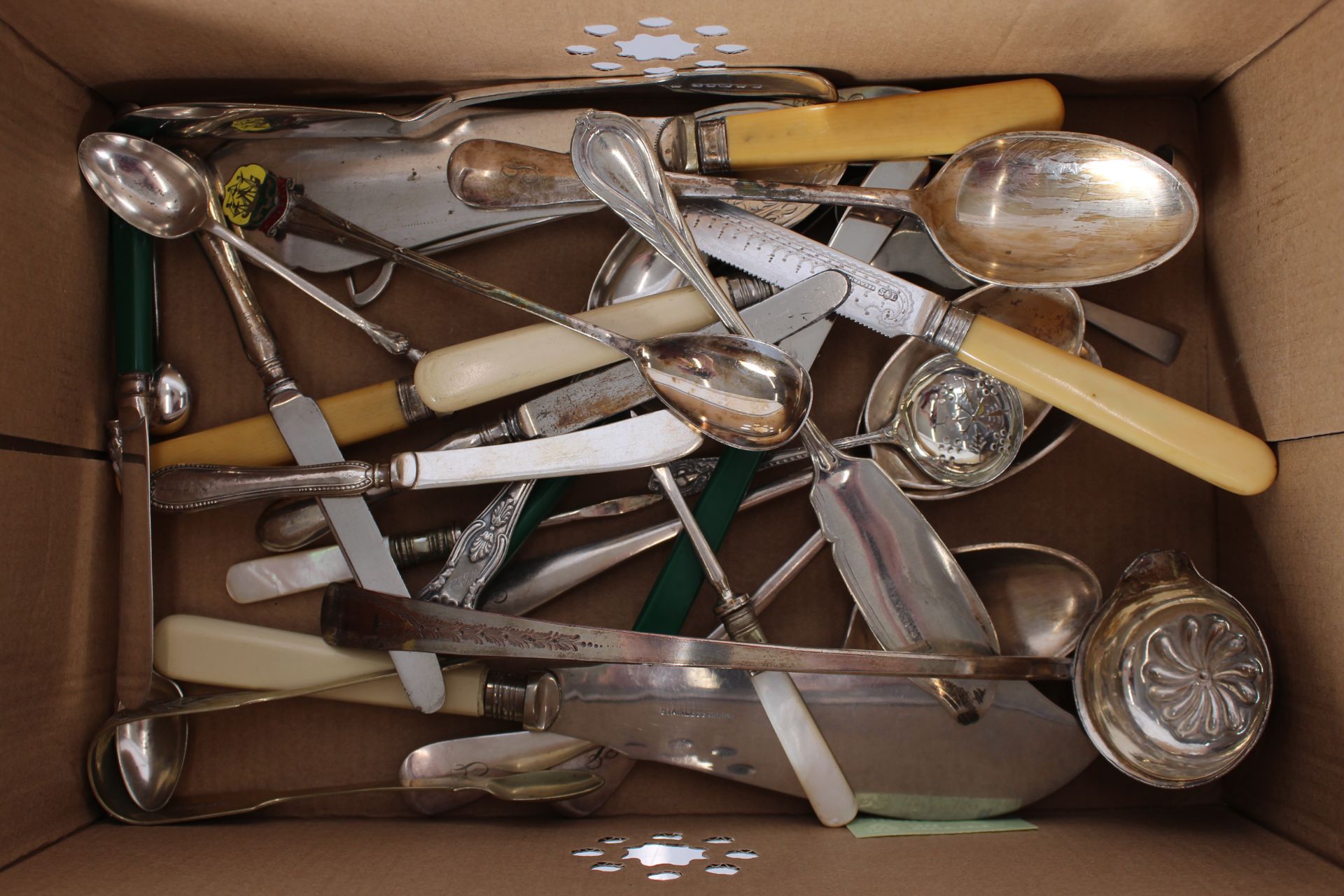 A collection of miscellaneous plated cutlery to include preserve spades, fish servers, plated - Image 2 of 2