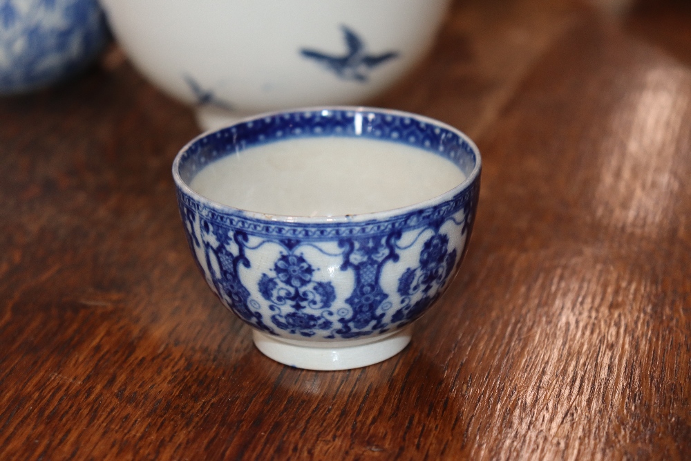 A late 18th Century Worcester blue and white bowl decorated ho ho birds underglaze blue crescent - Image 13 of 48