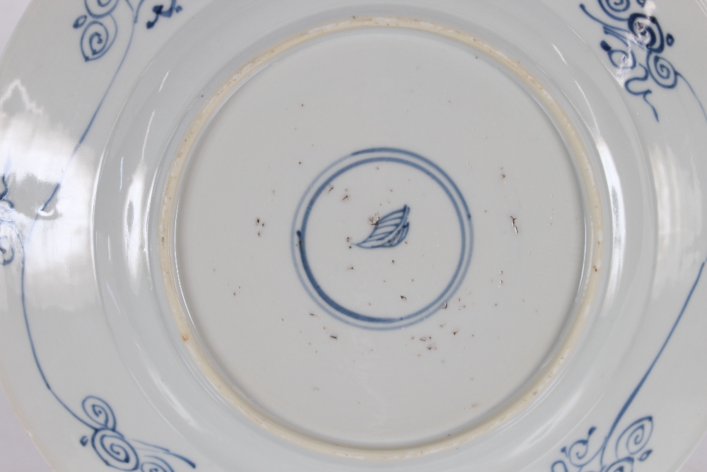 A pair of early 18th Century blue and white Chinese porcelain "Aster" pattern chargers, Kangxi - Image 7 of 7